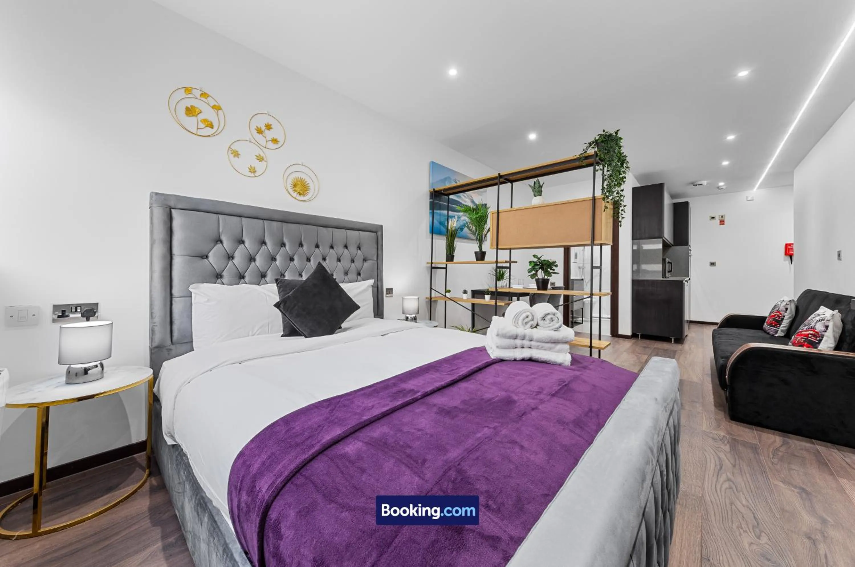 Bed in Stylish Studio Apt By Stay Smart Short Lets & Serviced Accommodation Woodstock With Free WiFi