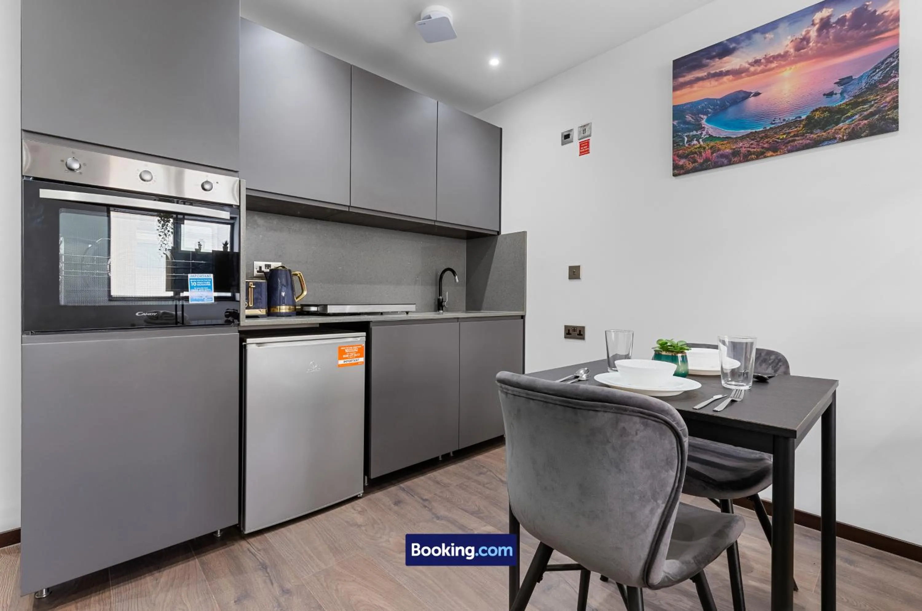 Kitchen or kitchenette in Stylish Studio Apt By Stay Smart Short Lets & Serviced Accommodation Woodstock With Free WiFi