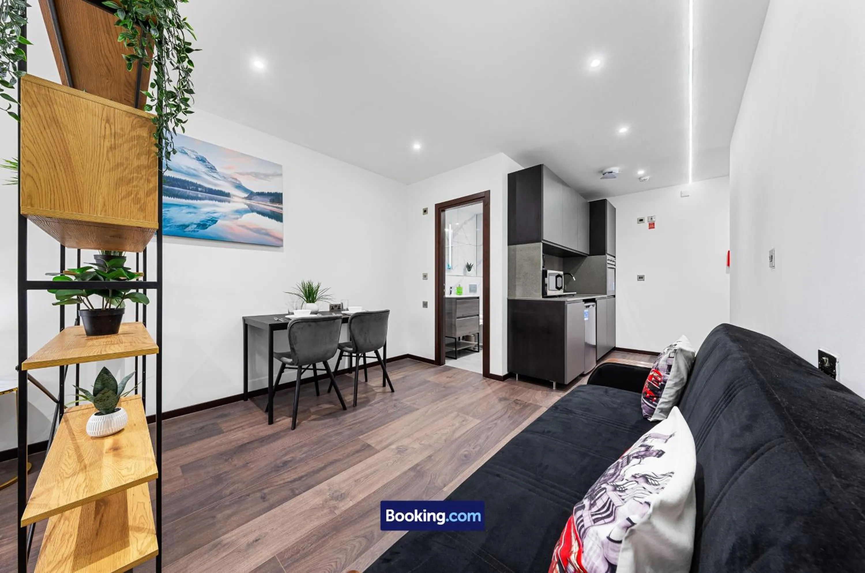 Kitchen or kitchenette in Stylish Studio Apt By Stay Smart Short Lets & Serviced Accommodation Woodstock With Free WiFi