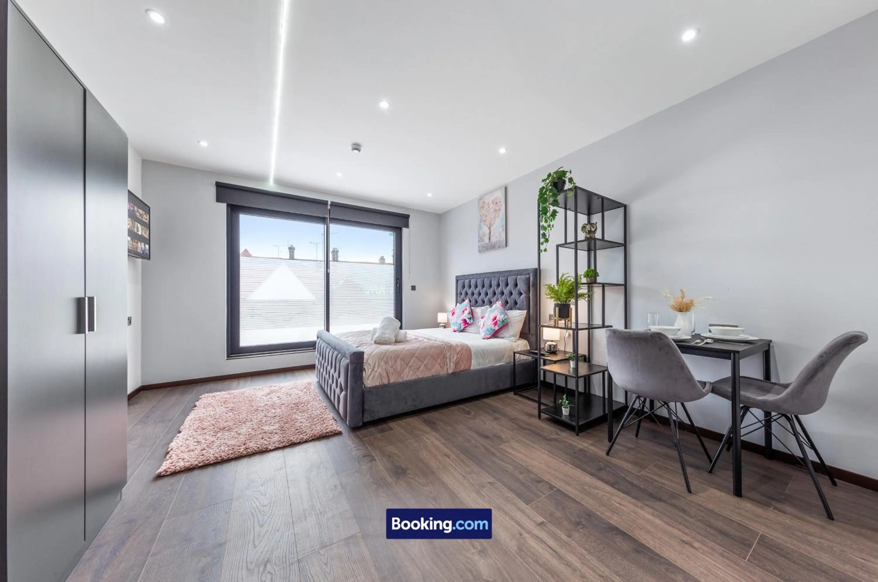 Bed in Stylish Studio Apt By Stay Smart Short Lets & Serviced Accommodation Woodstock With Free WiFi