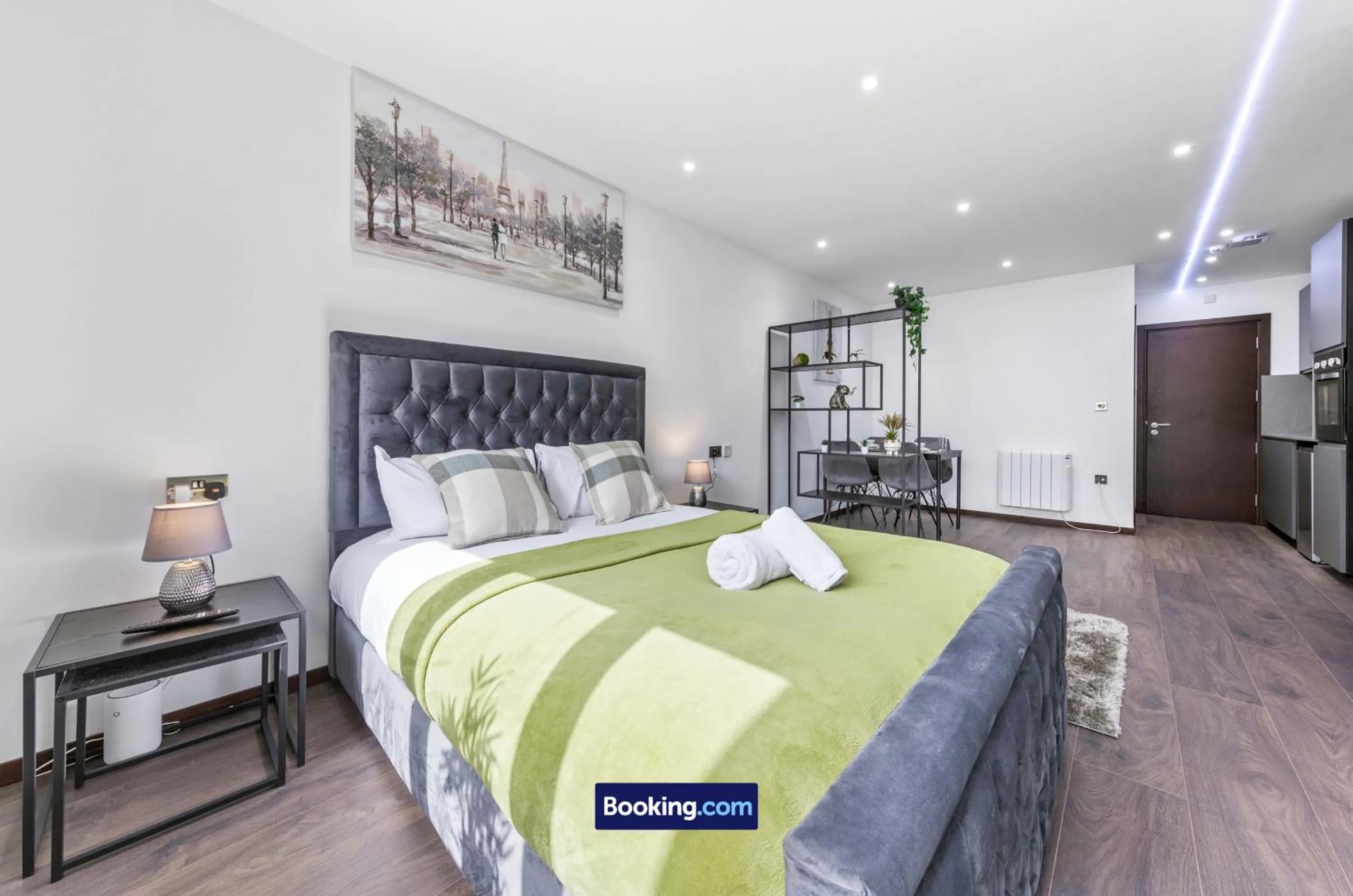 Bed in Stylish Studio Apt By Stay Smart Short Lets & Serviced Accommodation Woodstock With Free WiFi