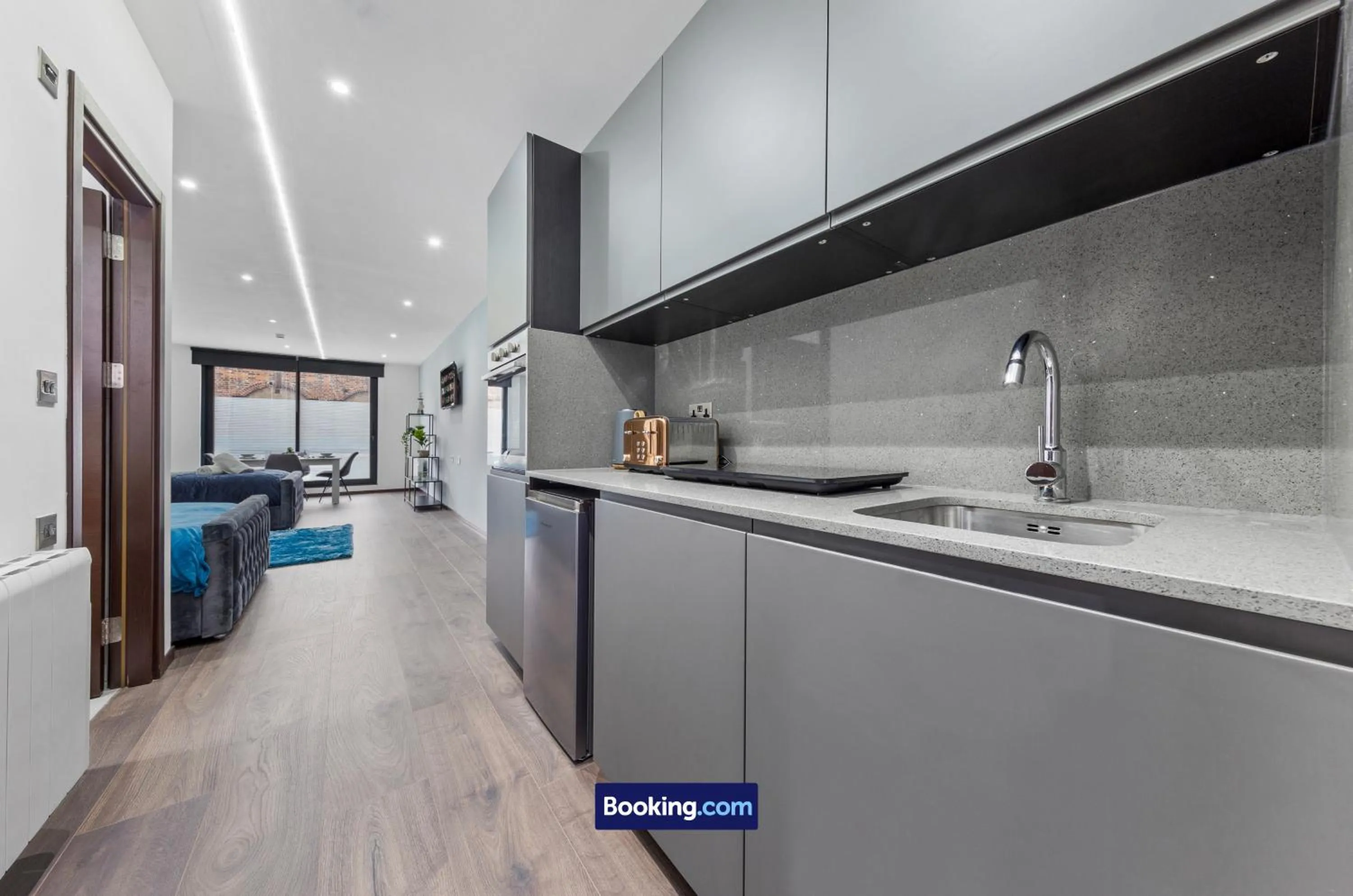 Kitchen or kitchenette in Stylish Studio Apt By Stay Smart Short Lets & Serviced Accommodation Woodstock With Free WiFi