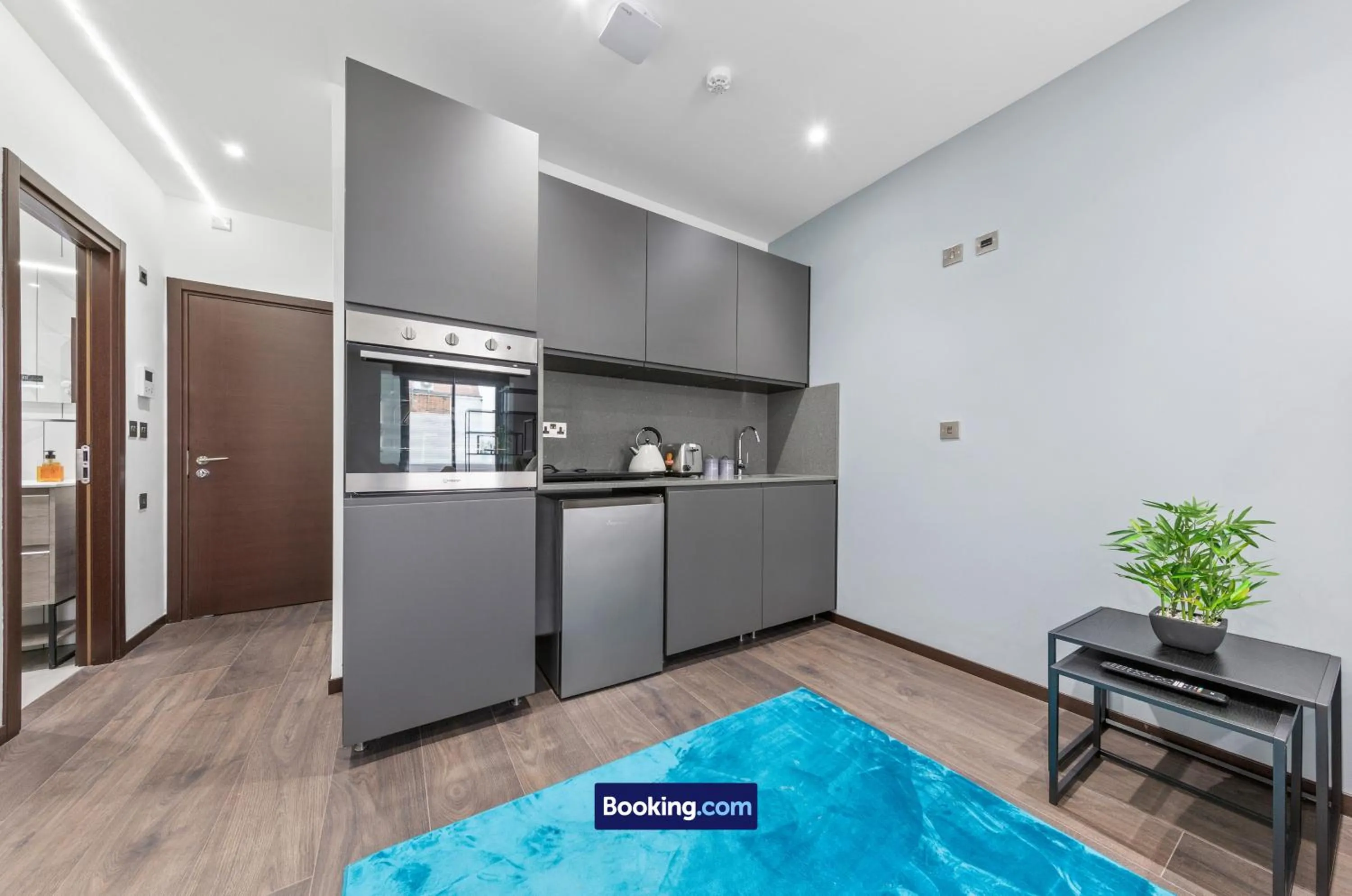 Kitchen or kitchenette in Stylish Studio Apt By Stay Smart Short Lets & Serviced Accommodation Woodstock With Free WiFi