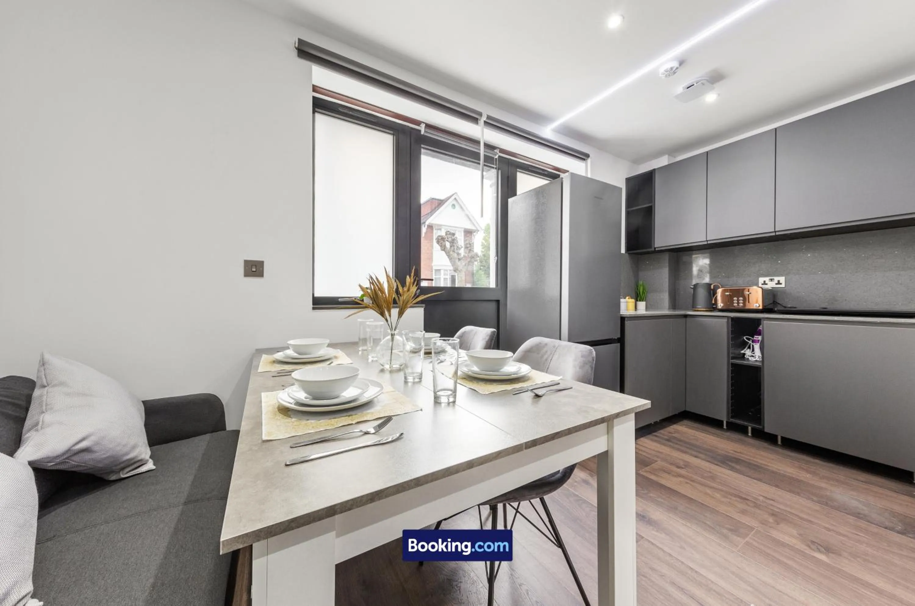 Kitchen or kitchenette in Stylish Studio Apt By Stay Smart Short Lets & Serviced Accommodation Woodstock With Free WiFi