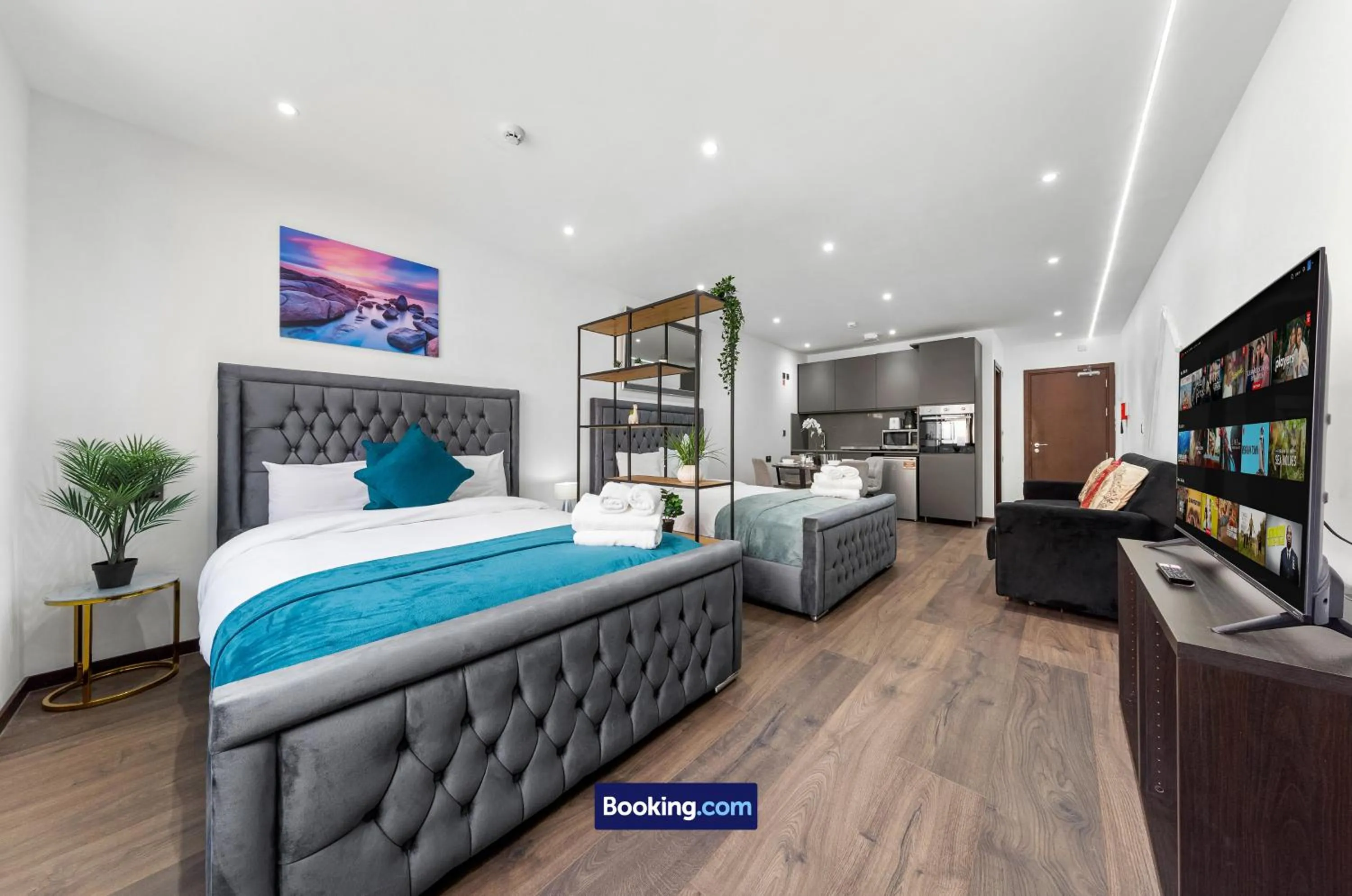 Kitchen or kitchenette, Bed in Stylish Studio Apt By Stay Smart Short Lets & Serviced Accommodation Woodstock With Free WiFi