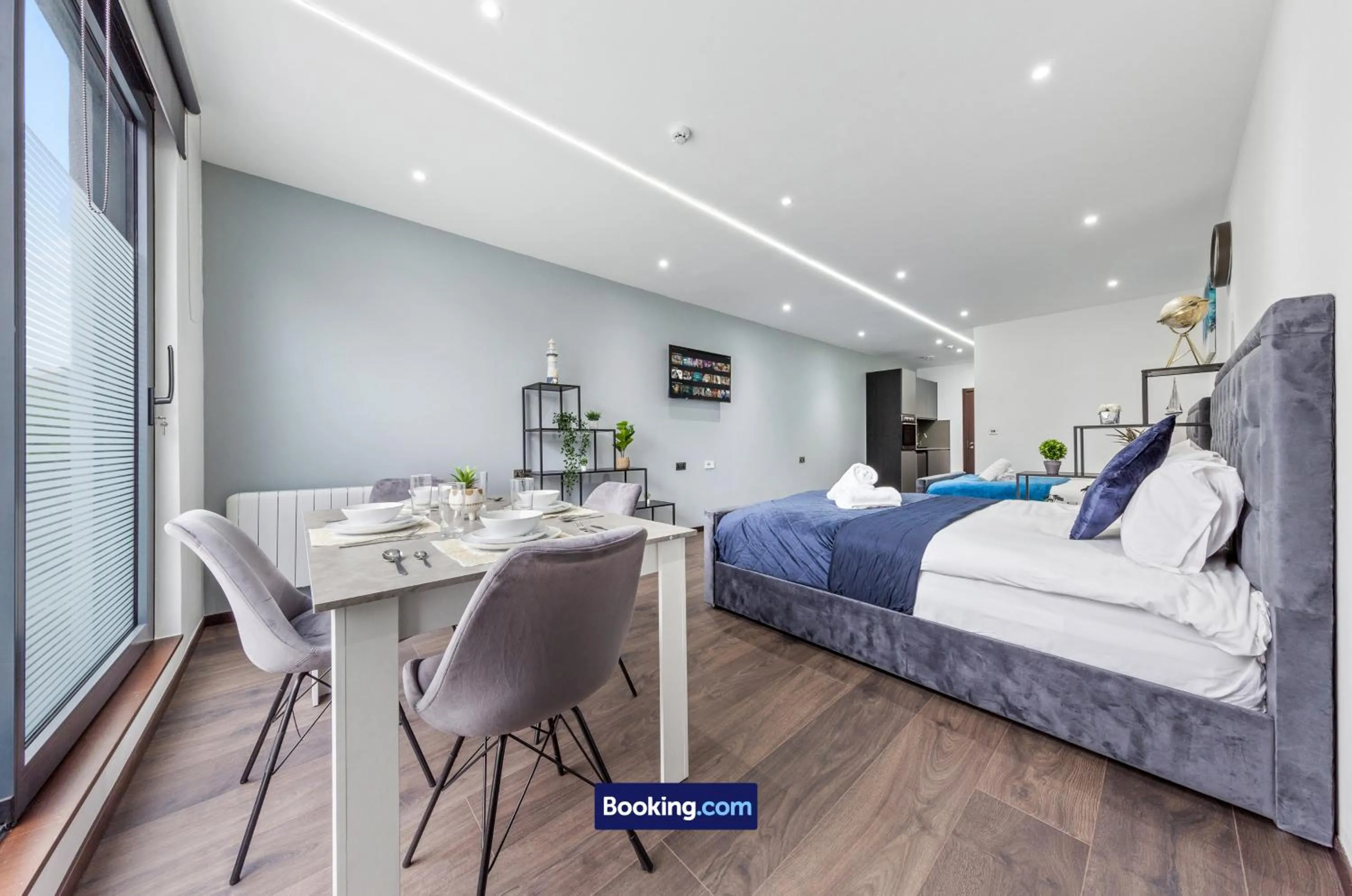 Bed in Stylish Studio Apt By Stay Smart Short Lets & Serviced Accommodation Woodstock With Free WiFi