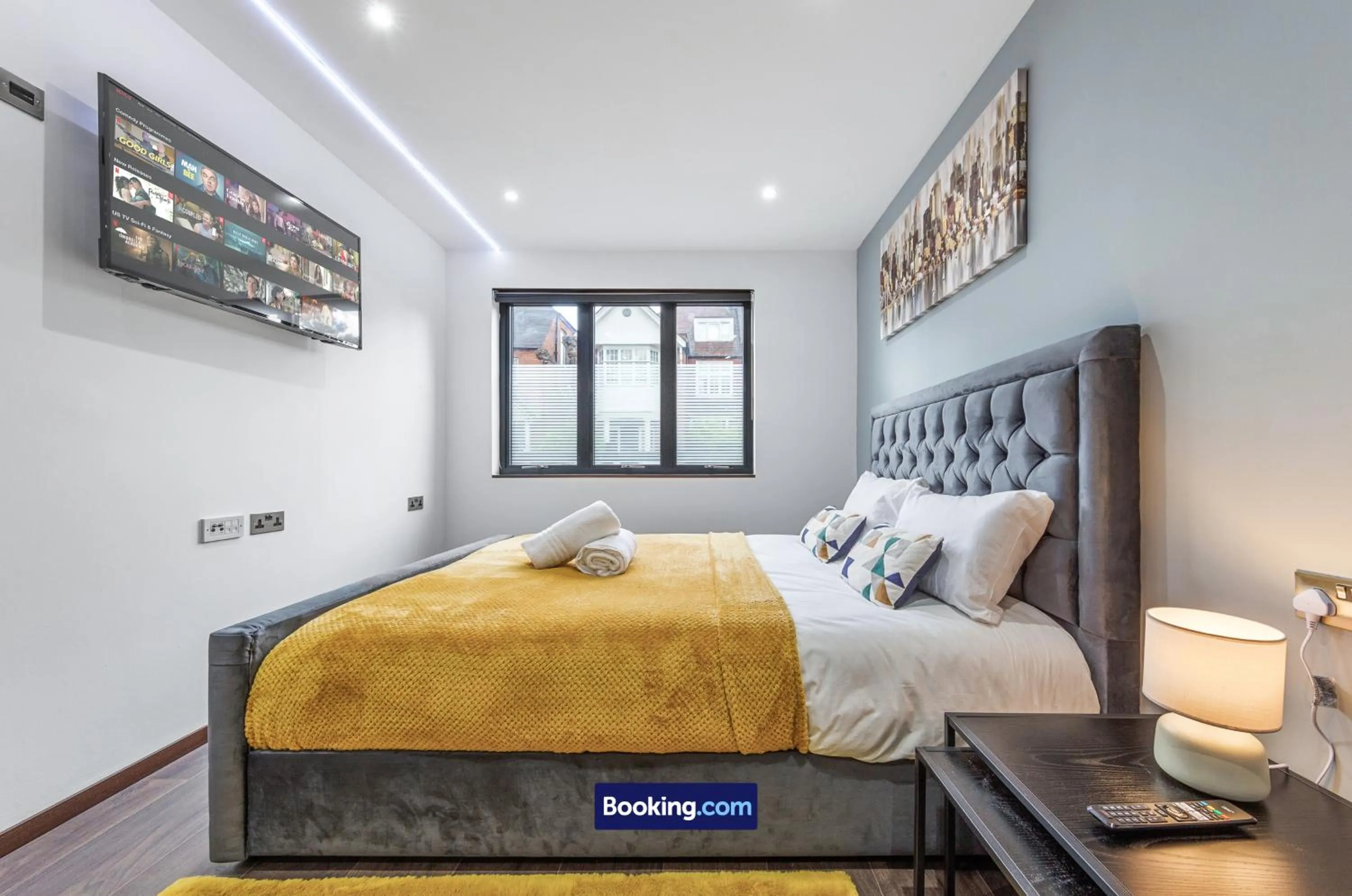 Bed in Stylish Studio Apt By Stay Smart Short Lets & Serviced Accommodation Woodstock With Free WiFi