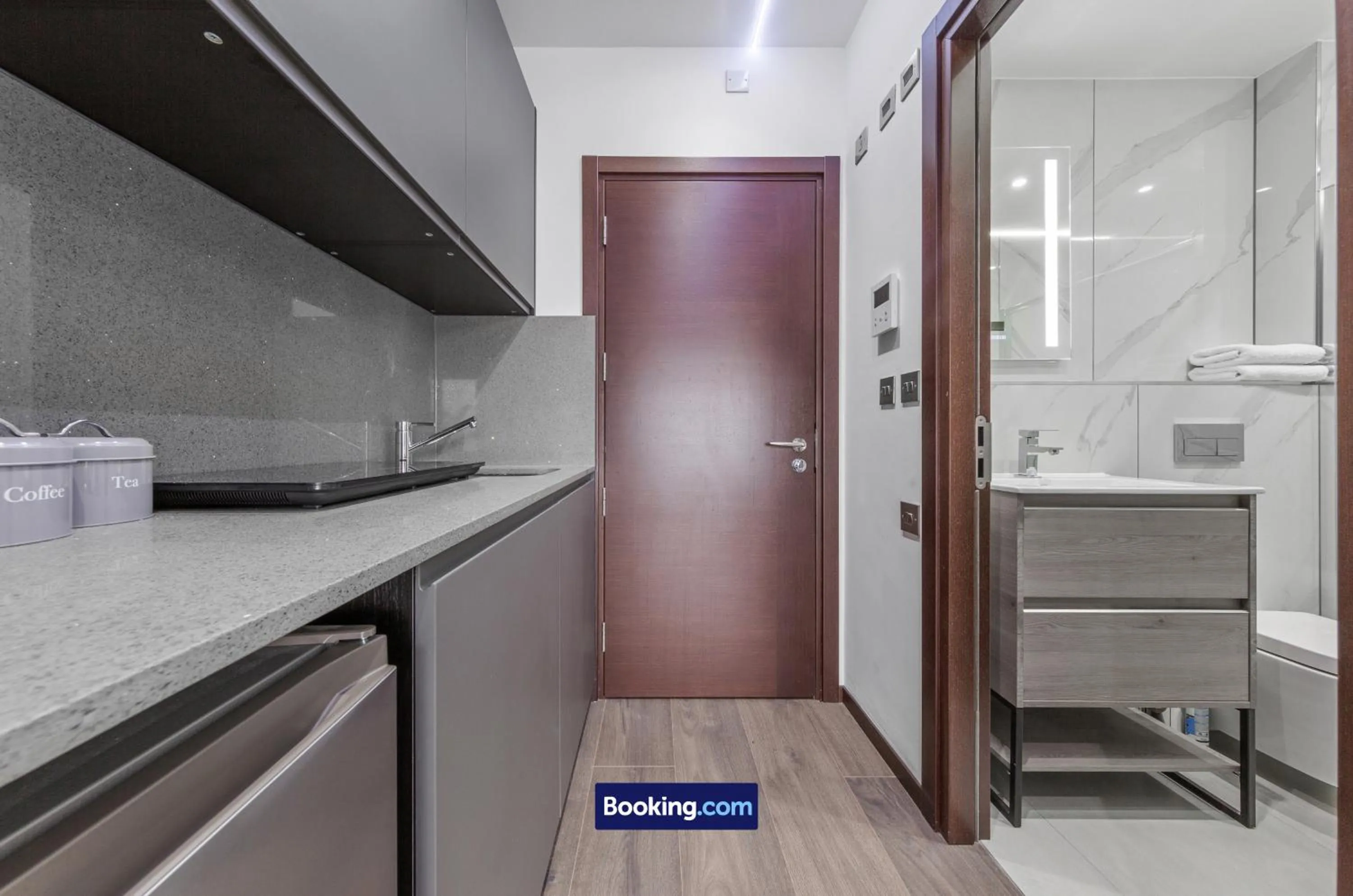 Kitchen or kitchenette in Stylish Studio Apt By Stay Smart Short Lets & Serviced Accommodation Woodstock With Free WiFi