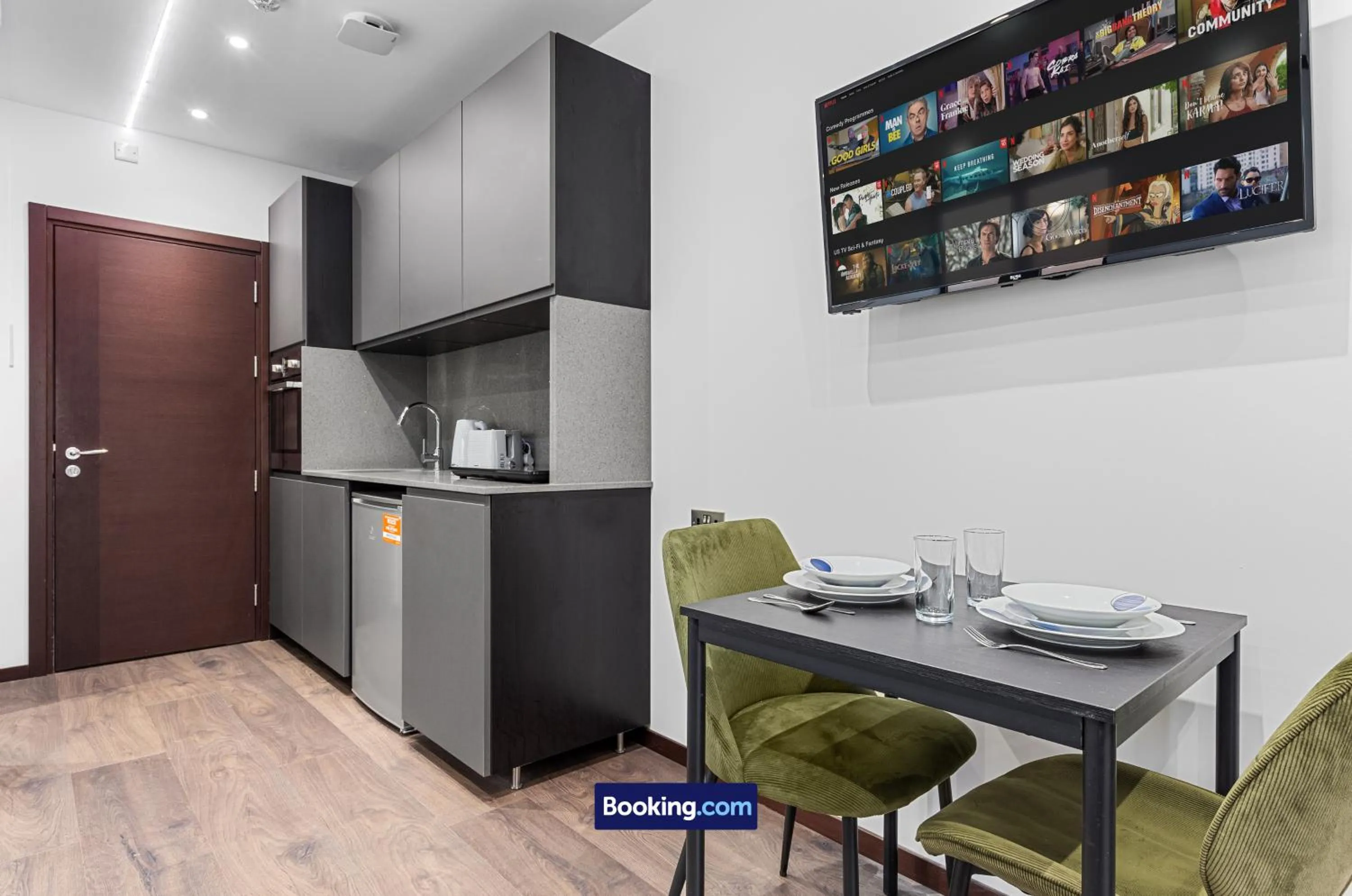 Kitchen or kitchenette in Stylish Studio Apt By Stay Smart Short Lets & Serviced Accommodation Woodstock With Free WiFi