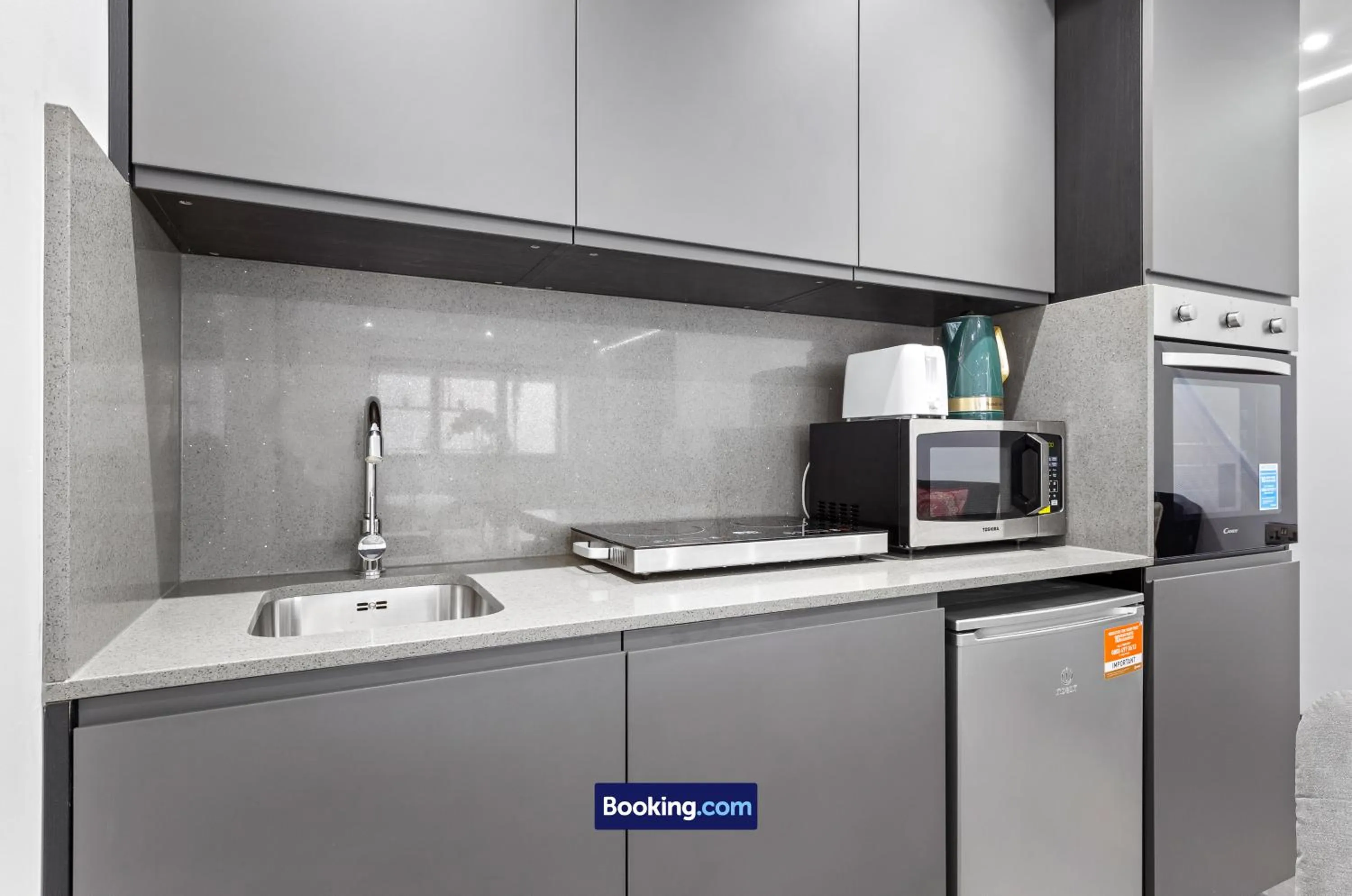 Kitchen or kitchenette in Stylish Studio Apt By Stay Smart Short Lets & Serviced Accommodation Woodstock With Free WiFi