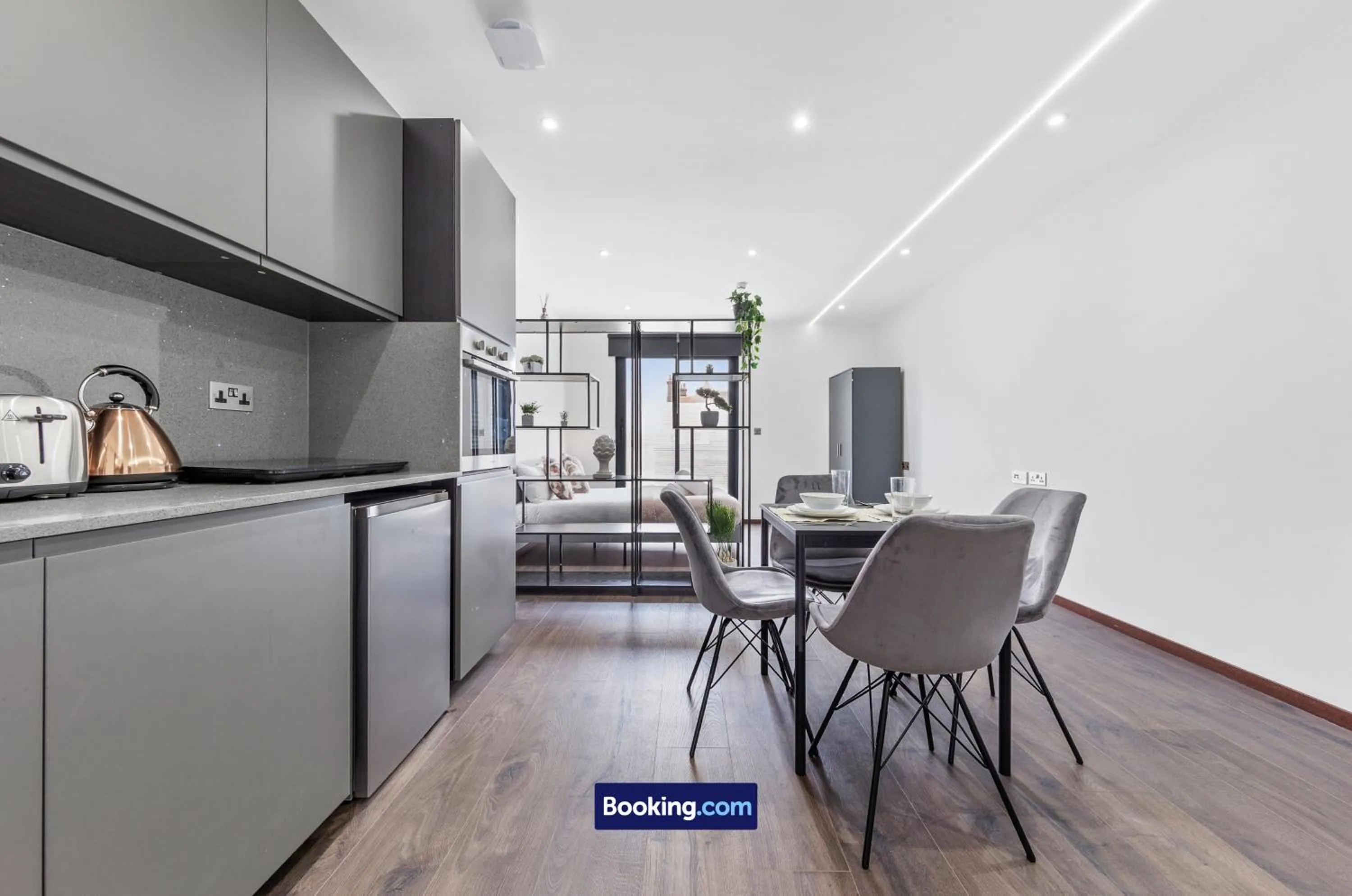 Kitchen or kitchenette in Stylish Studio Apt By Stay Smart Short Lets & Serviced Accommodation Woodstock With Free WiFi