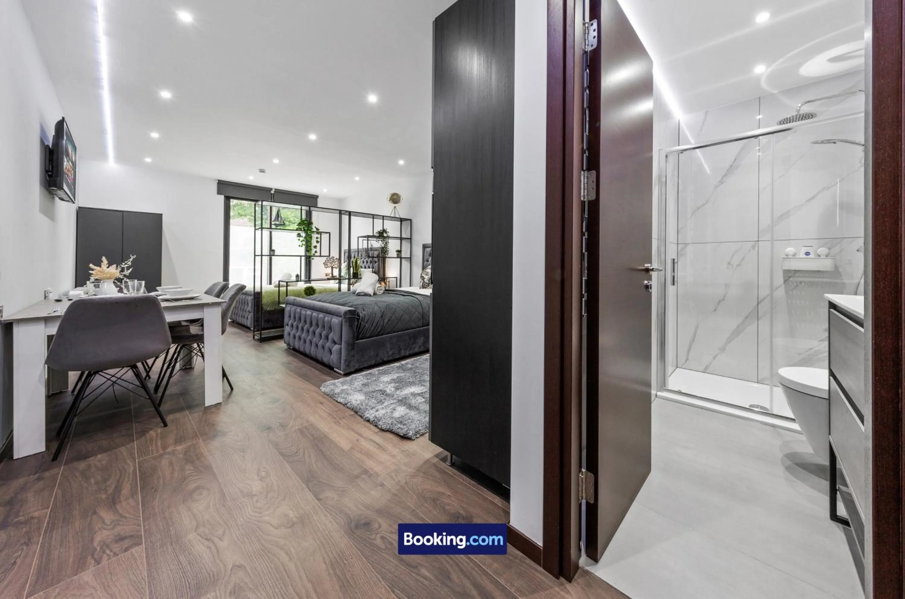 Bed in Stylish Studio Apt By Stay Smart Short Lets & Serviced Accommodation Woodstock With Free WiFi