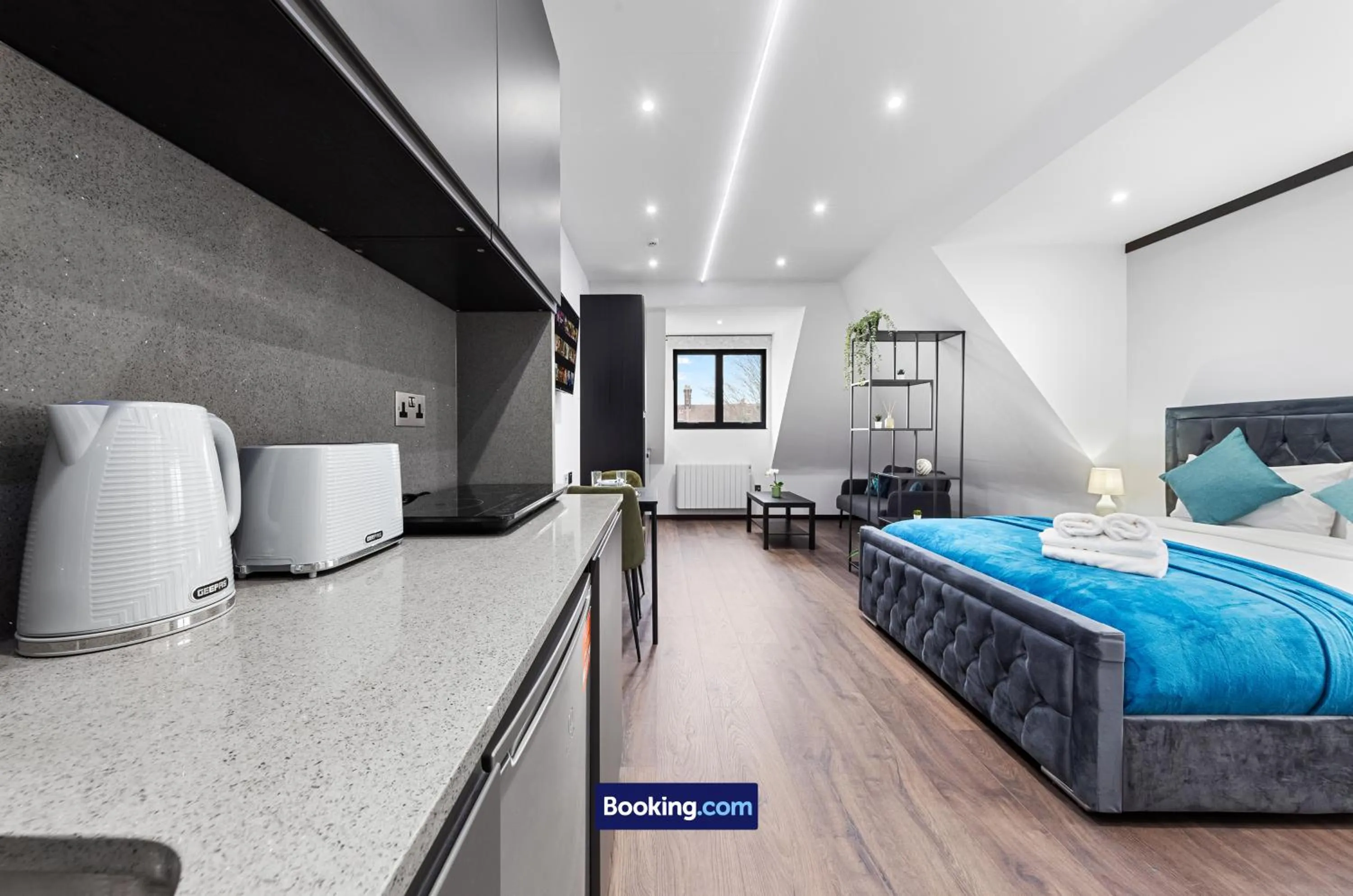 Bed in Stylish Studio Apt By Stay Smart Short Lets & Serviced Accommodation Woodstock With Free WiFi