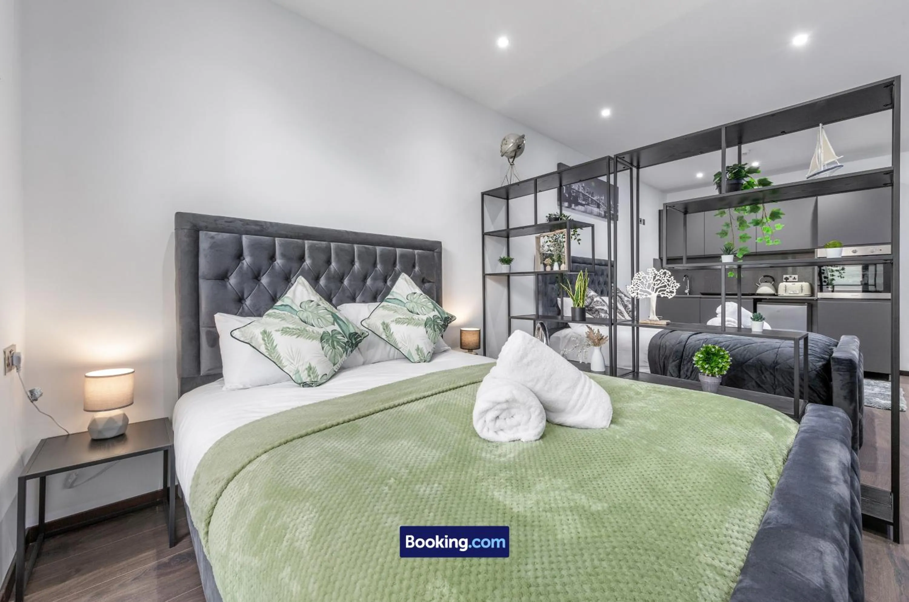 Bed in Stylish Studio Apt By Stay Smart Short Lets & Serviced Accommodation Woodstock With Free WiFi