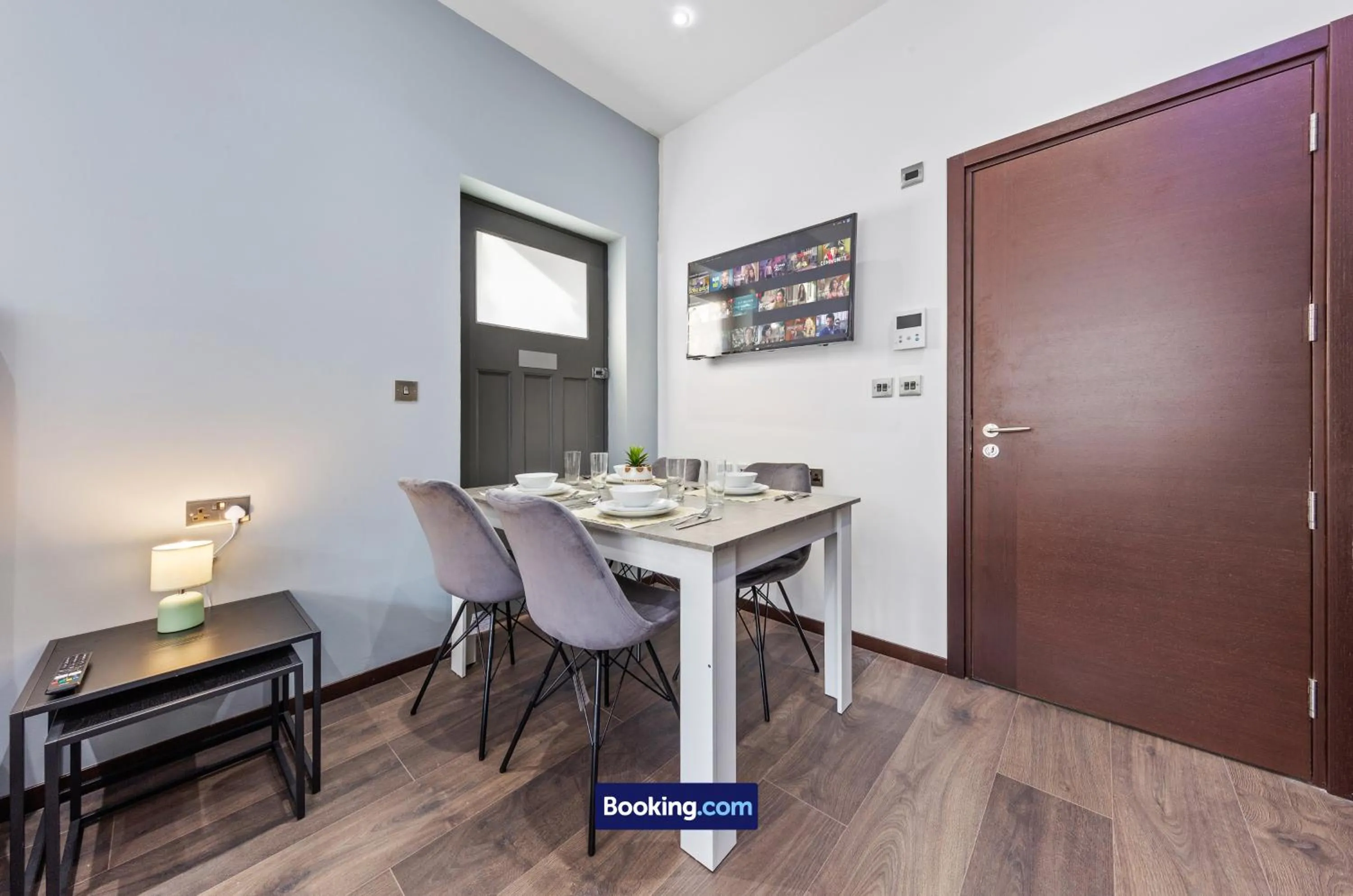 Dining area in Stylish Studio Apt By Stay Smart Short Lets & Serviced Accommodation Woodstock With Free WiFi