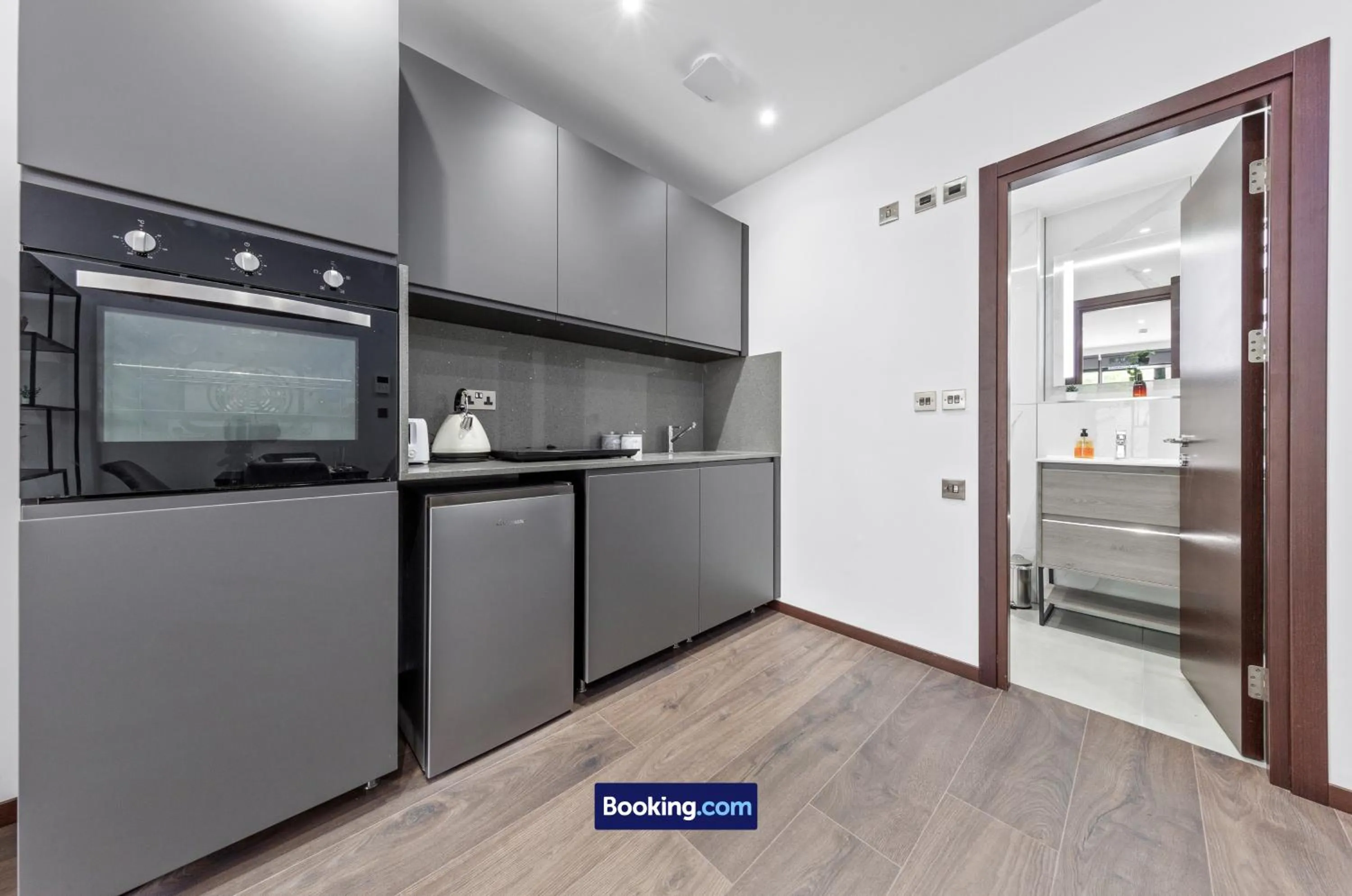 Kitchen or kitchenette in Stylish Studio Apt By Stay Smart Short Lets & Serviced Accommodation Woodstock With Free WiFi