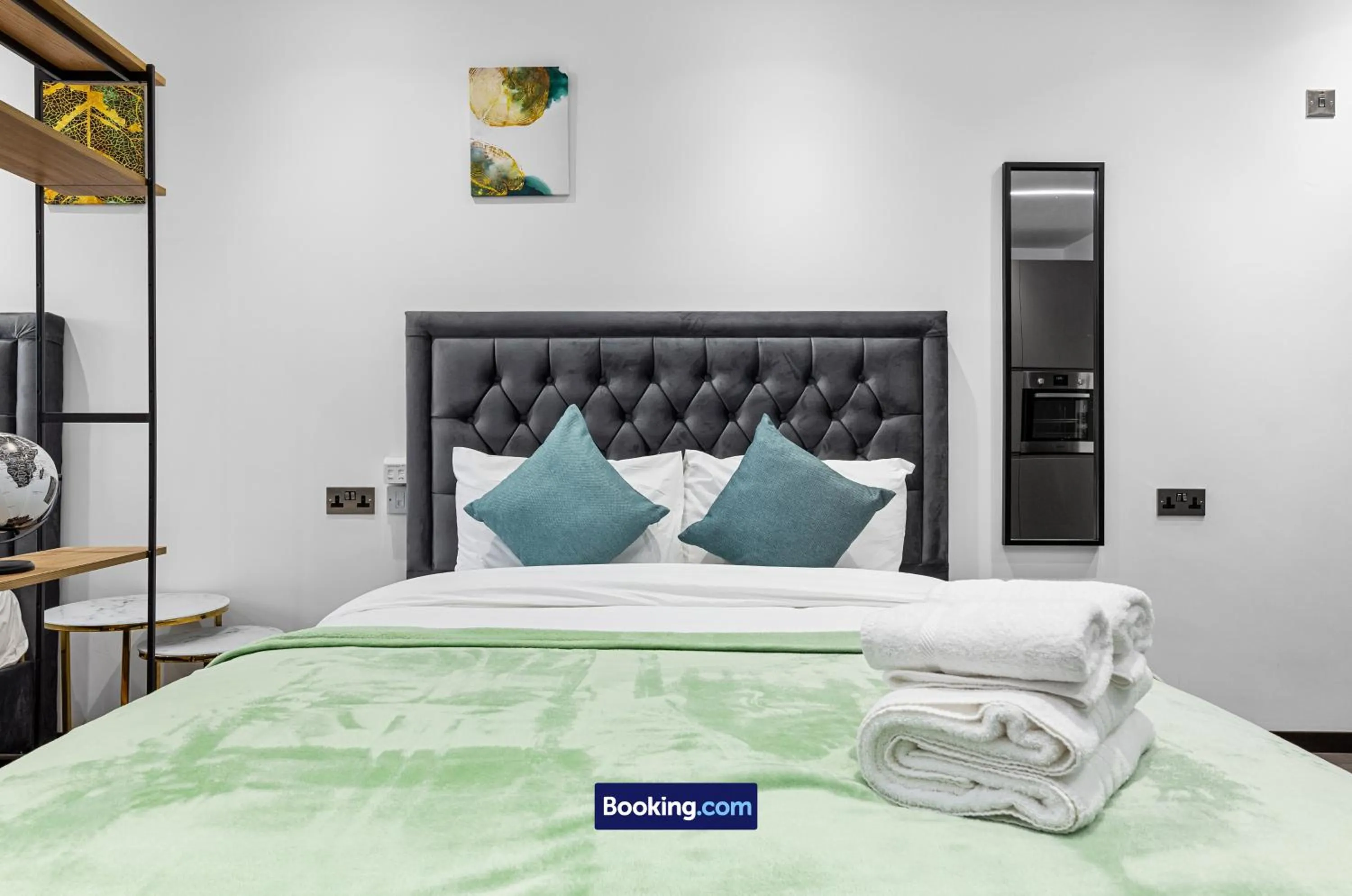 Bed in Stylish Studio Apt By Stay Smart Short Lets & Serviced Accommodation Woodstock With Free WiFi