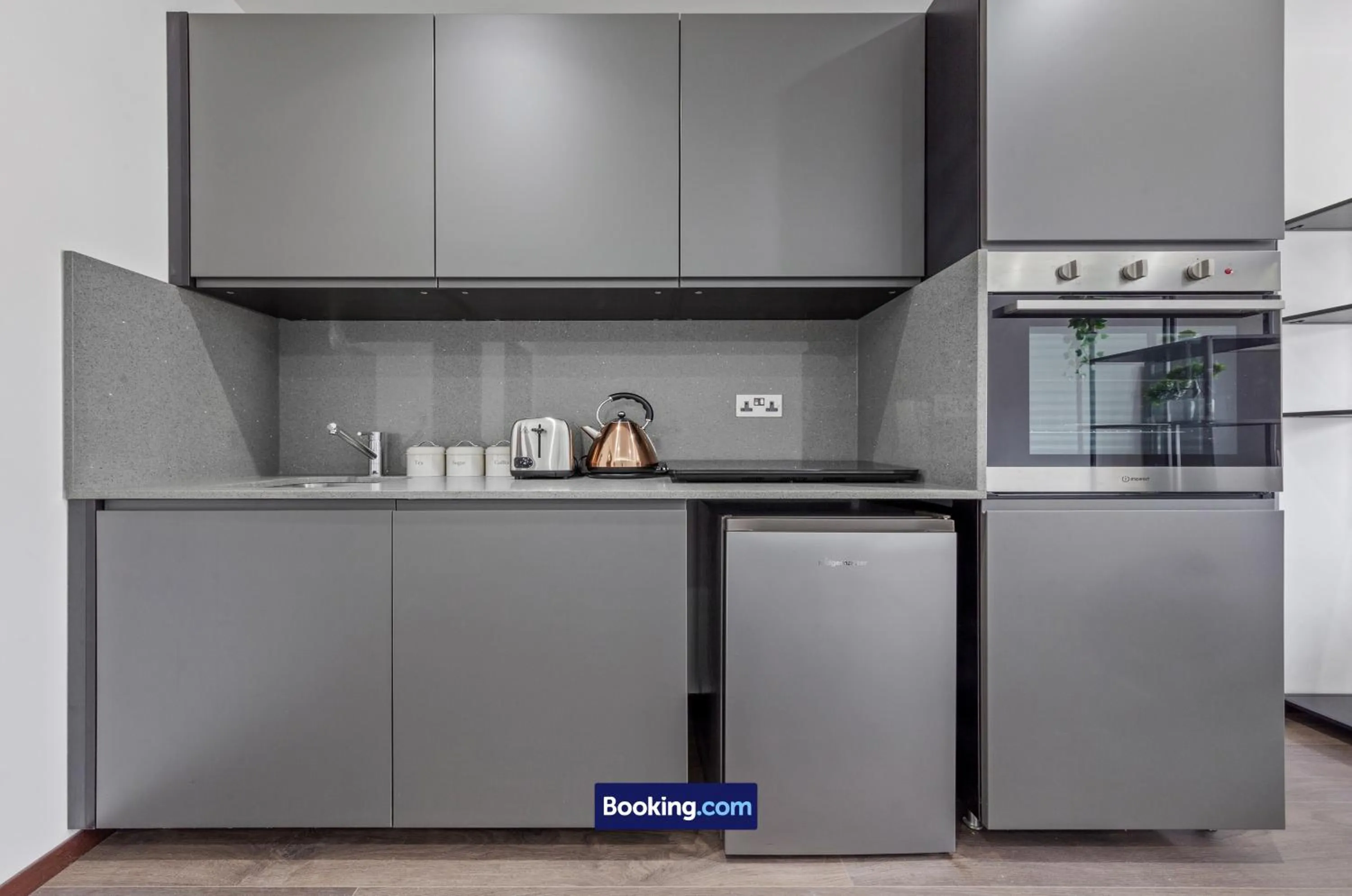 Kitchen or kitchenette in Stylish Studio Apt By Stay Smart Short Lets & Serviced Accommodation Woodstock With Free WiFi