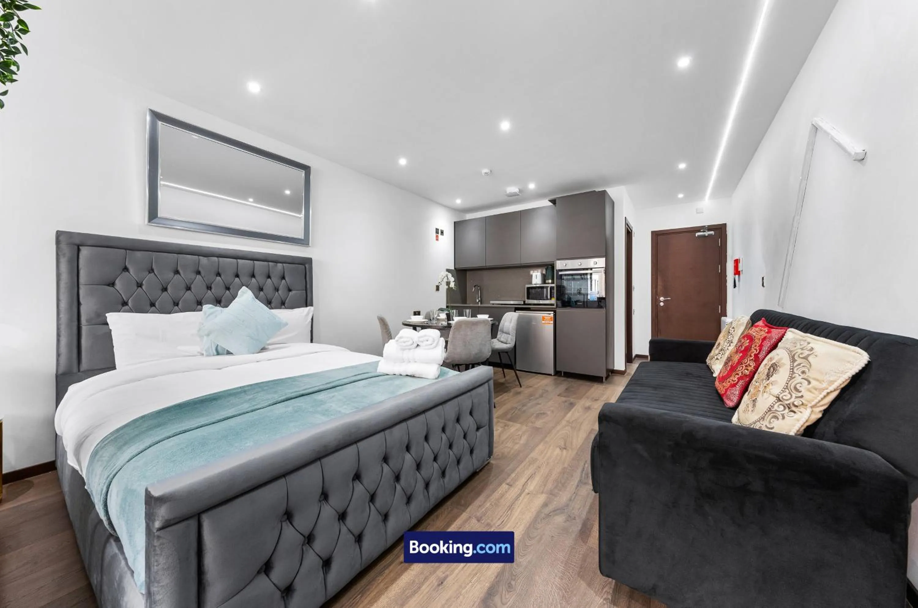 Bed in Stylish Studio Apt By Stay Smart Short Lets & Serviced Accommodation Woodstock With Free WiFi