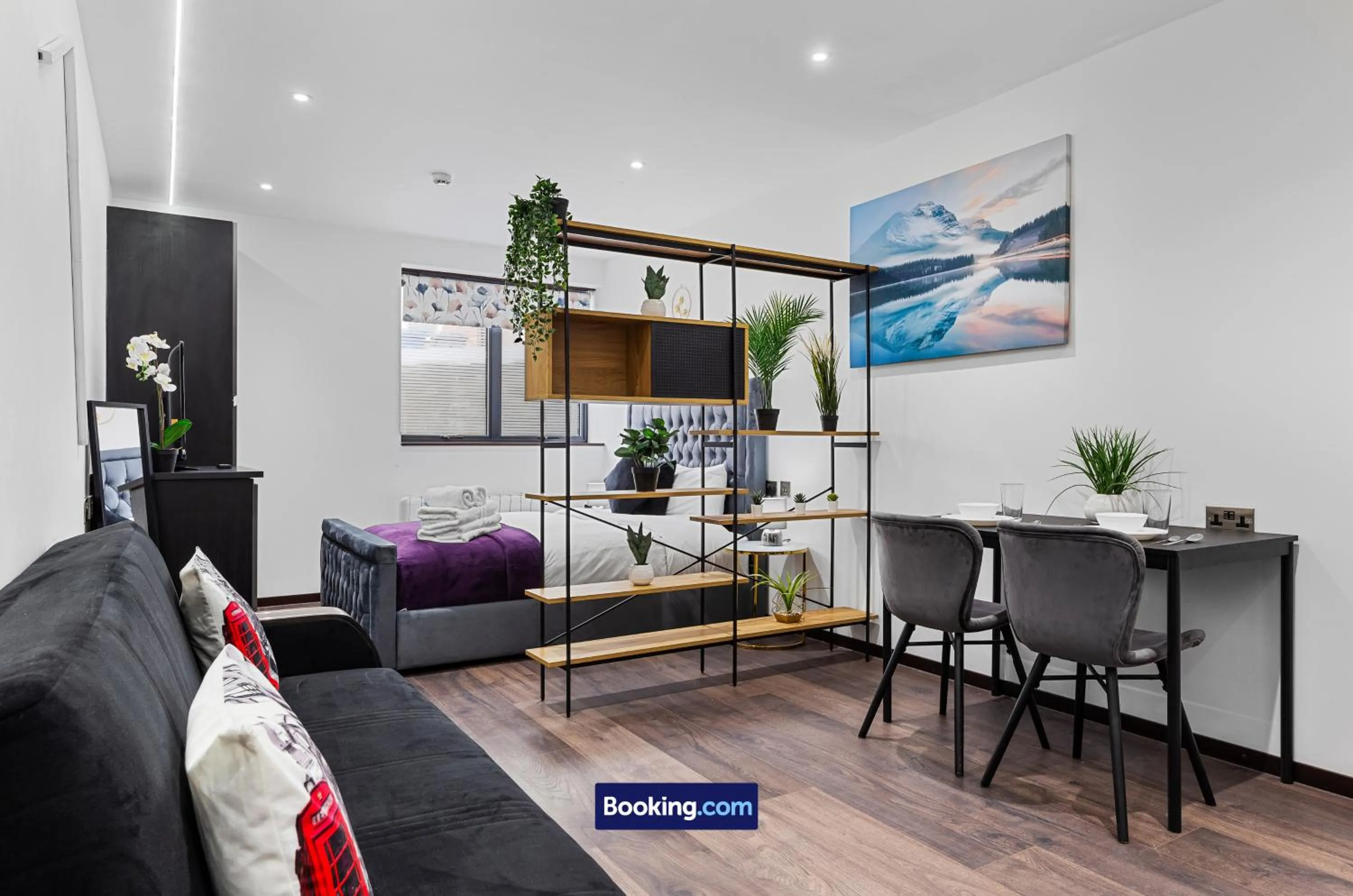 Bed in Stylish Studio Apt By Stay Smart Short Lets & Serviced Accommodation Woodstock With Free WiFi