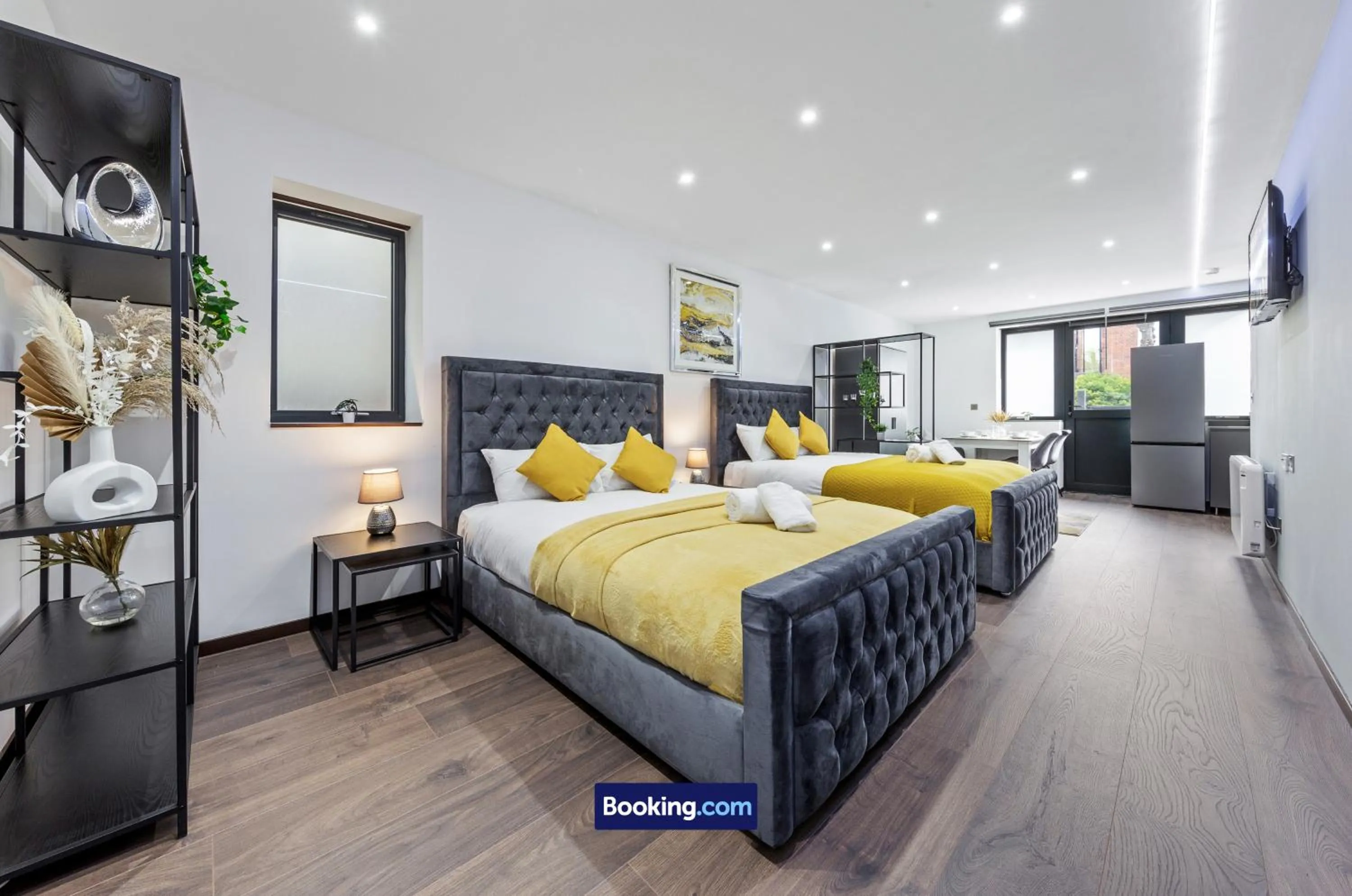 Bed in Stylish Studio Apt By Stay Smart Short Lets & Serviced Accommodation Woodstock With Free WiFi