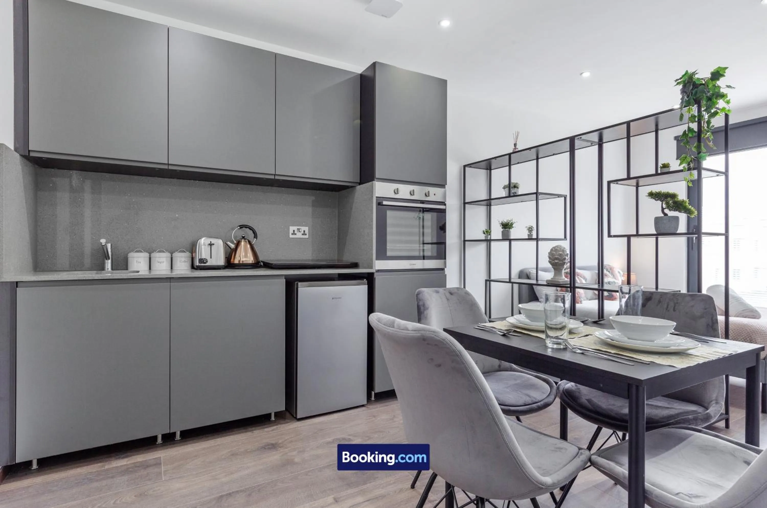 Kitchen or kitchenette in Stylish Studio Apt By Stay Smart Short Lets & Serviced Accommodation Woodstock With Free WiFi