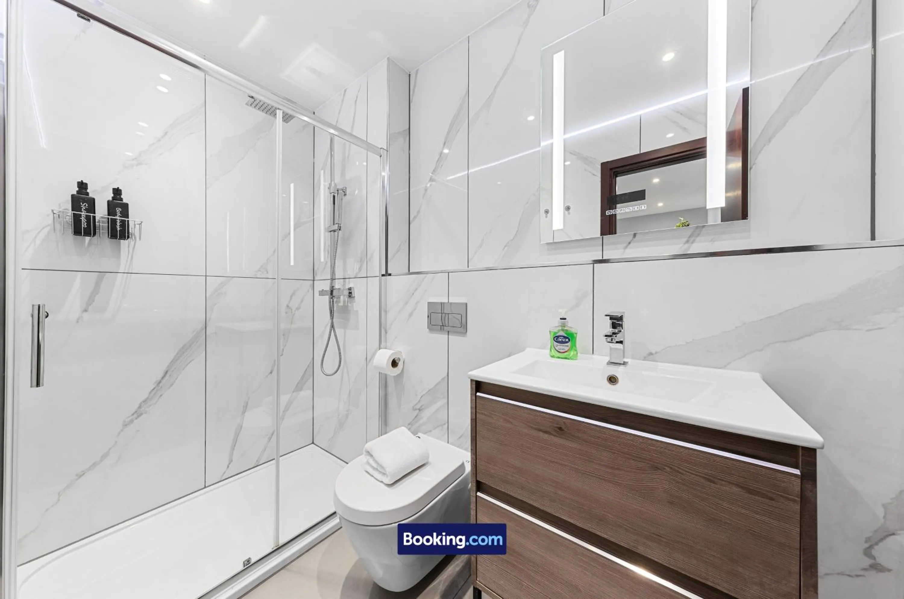 Bathroom in Stylish Studio Apt By Stay Smart Short Lets & Serviced Accommodation Woodstock With Free WiFi