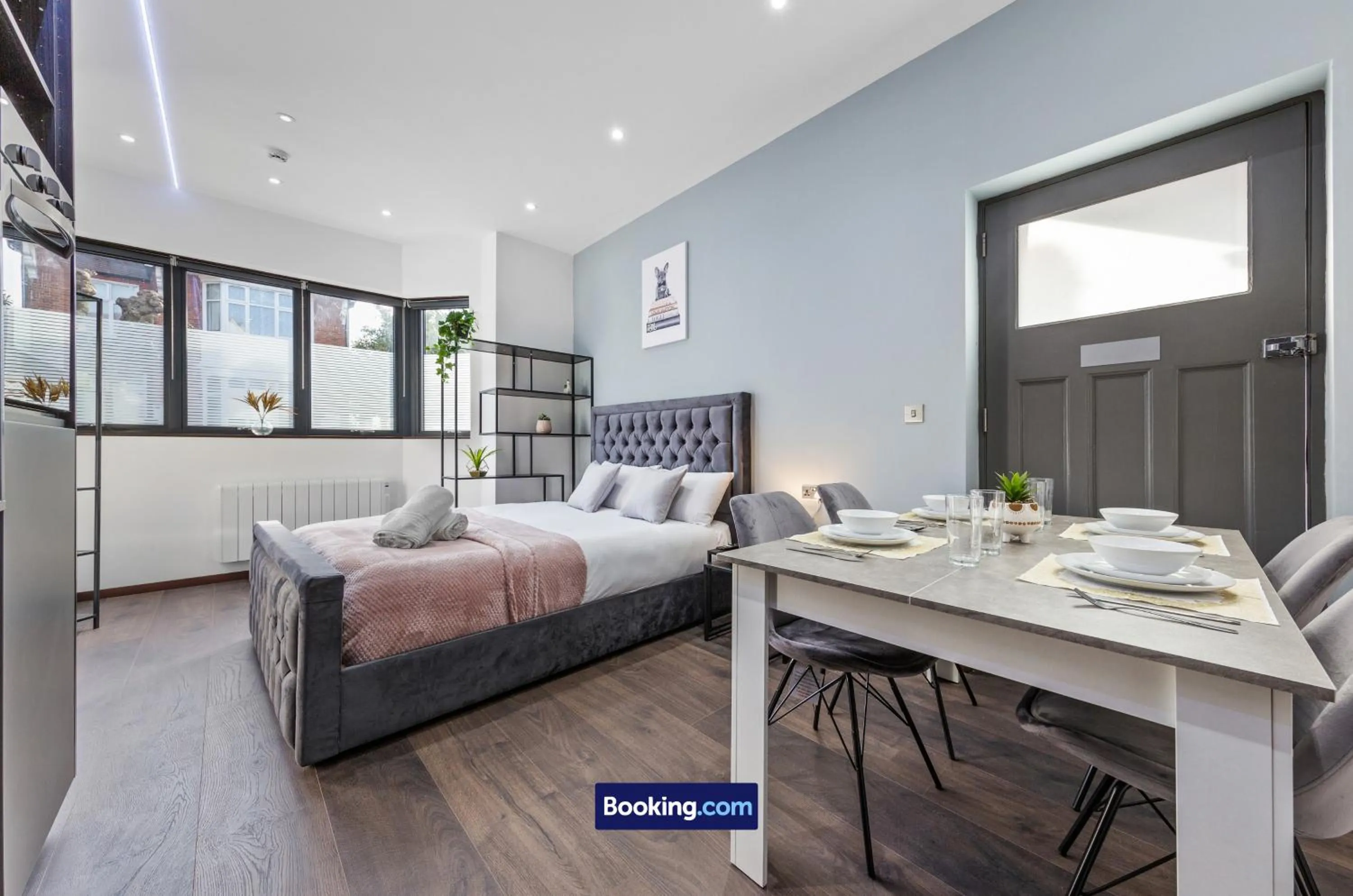 Bed in Stylish Studio Apt By Stay Smart Short Lets & Serviced Accommodation Woodstock With Free WiFi