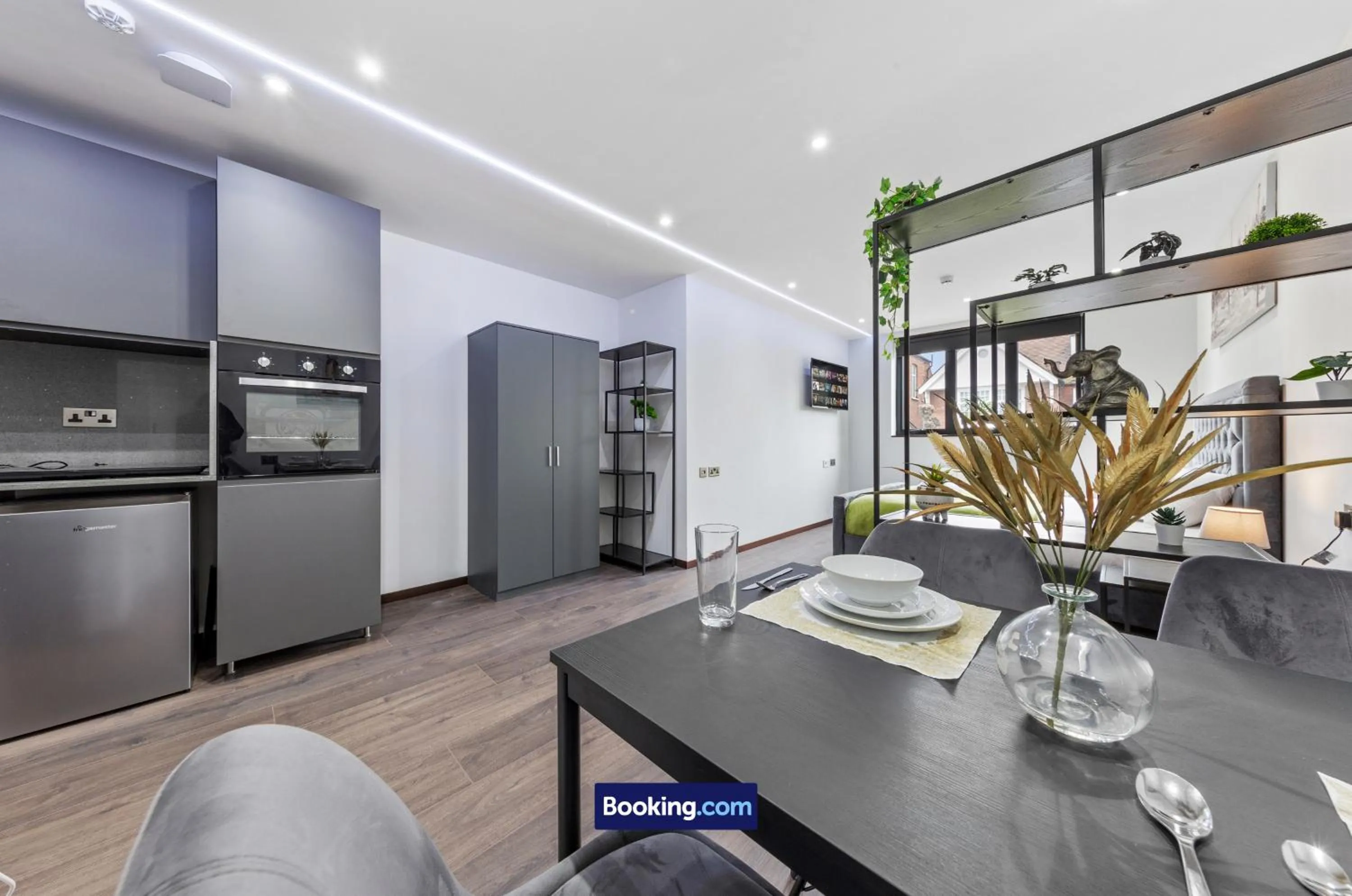 Dining area in Stylish Studio Apt By Stay Smart Short Lets & Serviced Accommodation Woodstock With Free WiFi