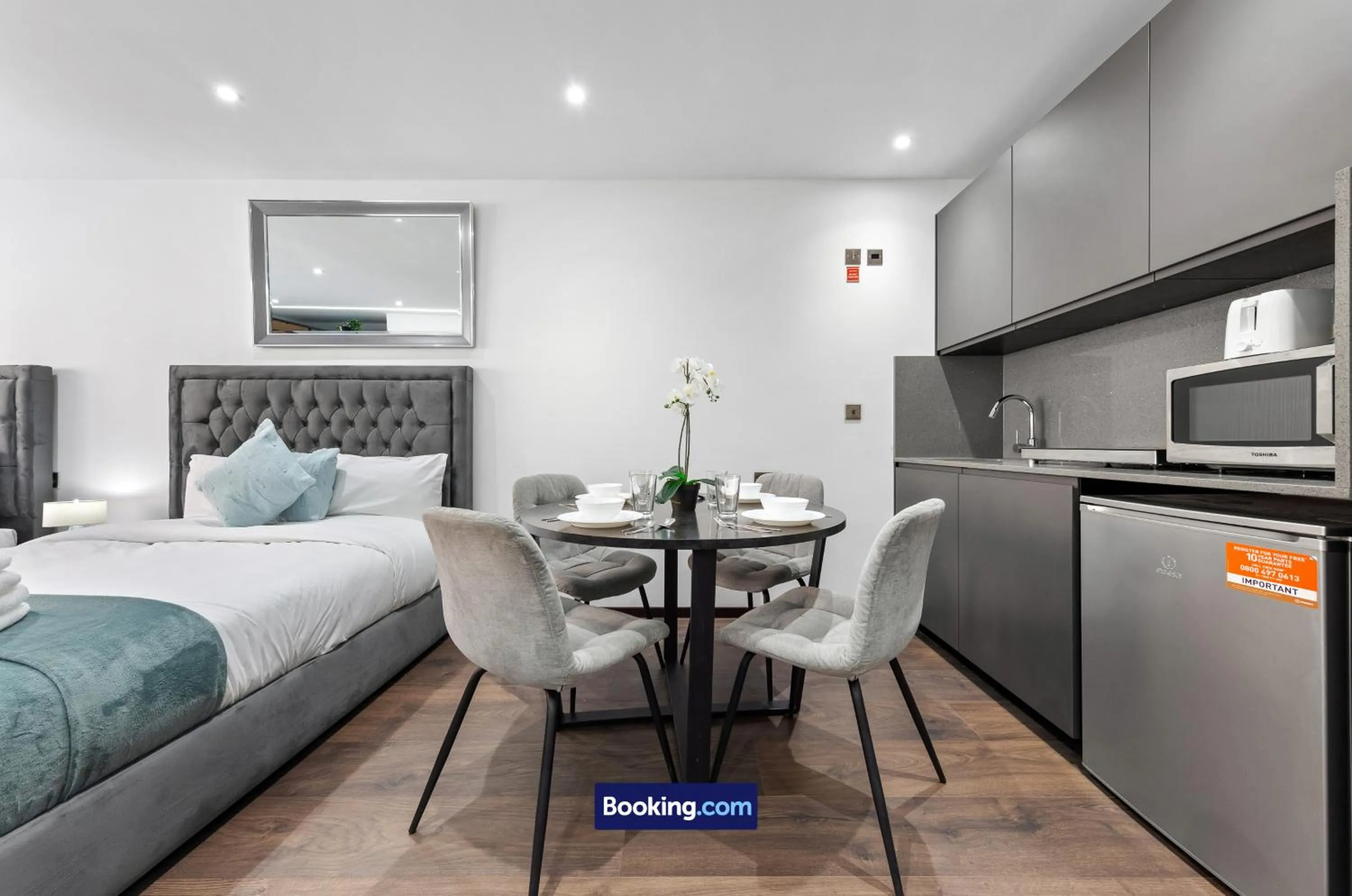 Kitchen or kitchenette, Bed in Stylish Studio Apt By Stay Smart Short Lets & Serviced Accommodation Woodstock With Free WiFi