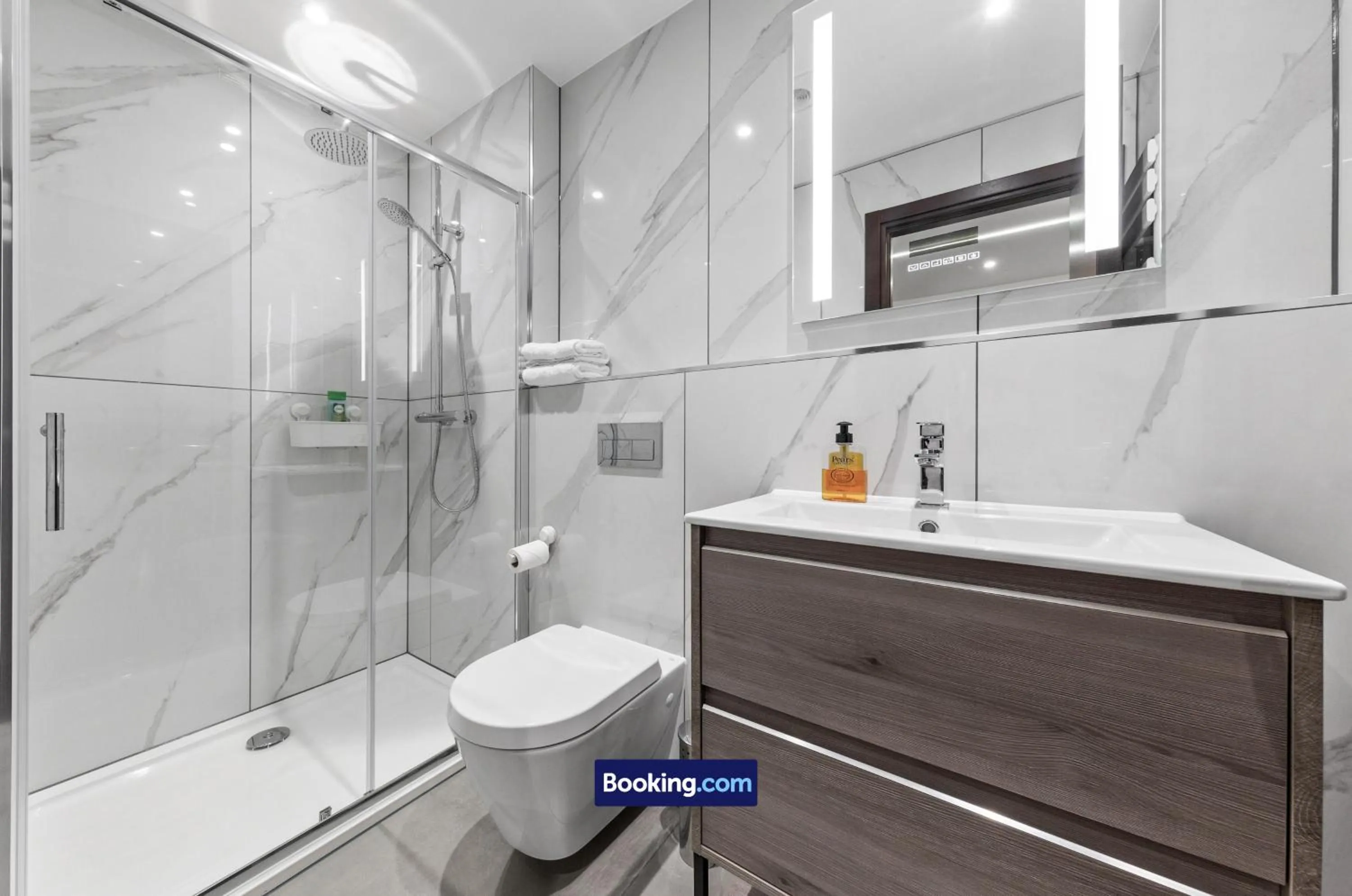 Toilet in Stylish Studio Apt By Stay Smart Short Lets & Serviced Accommodation Woodstock With Free WiFi