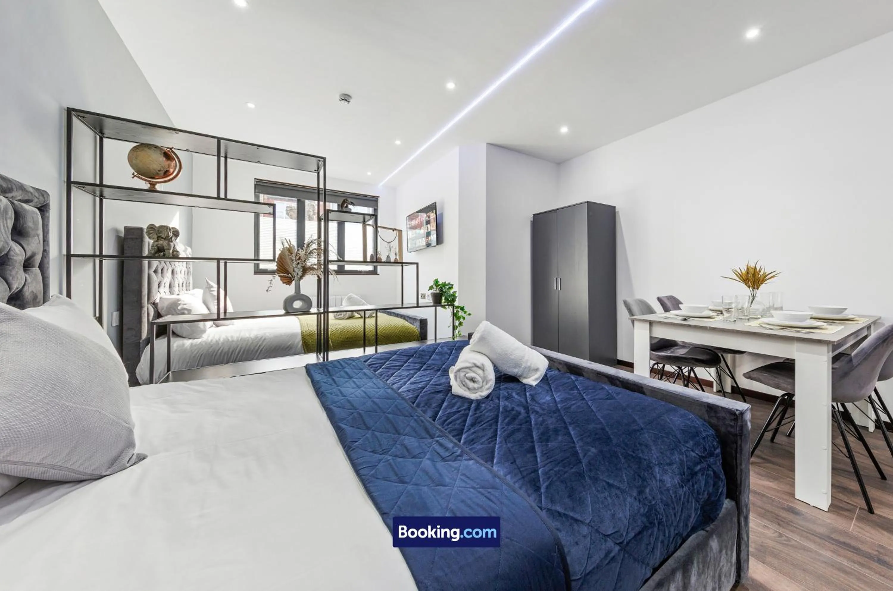 Bed in Stylish Studio Apt By Stay Smart Short Lets & Serviced Accommodation Woodstock With Free WiFi