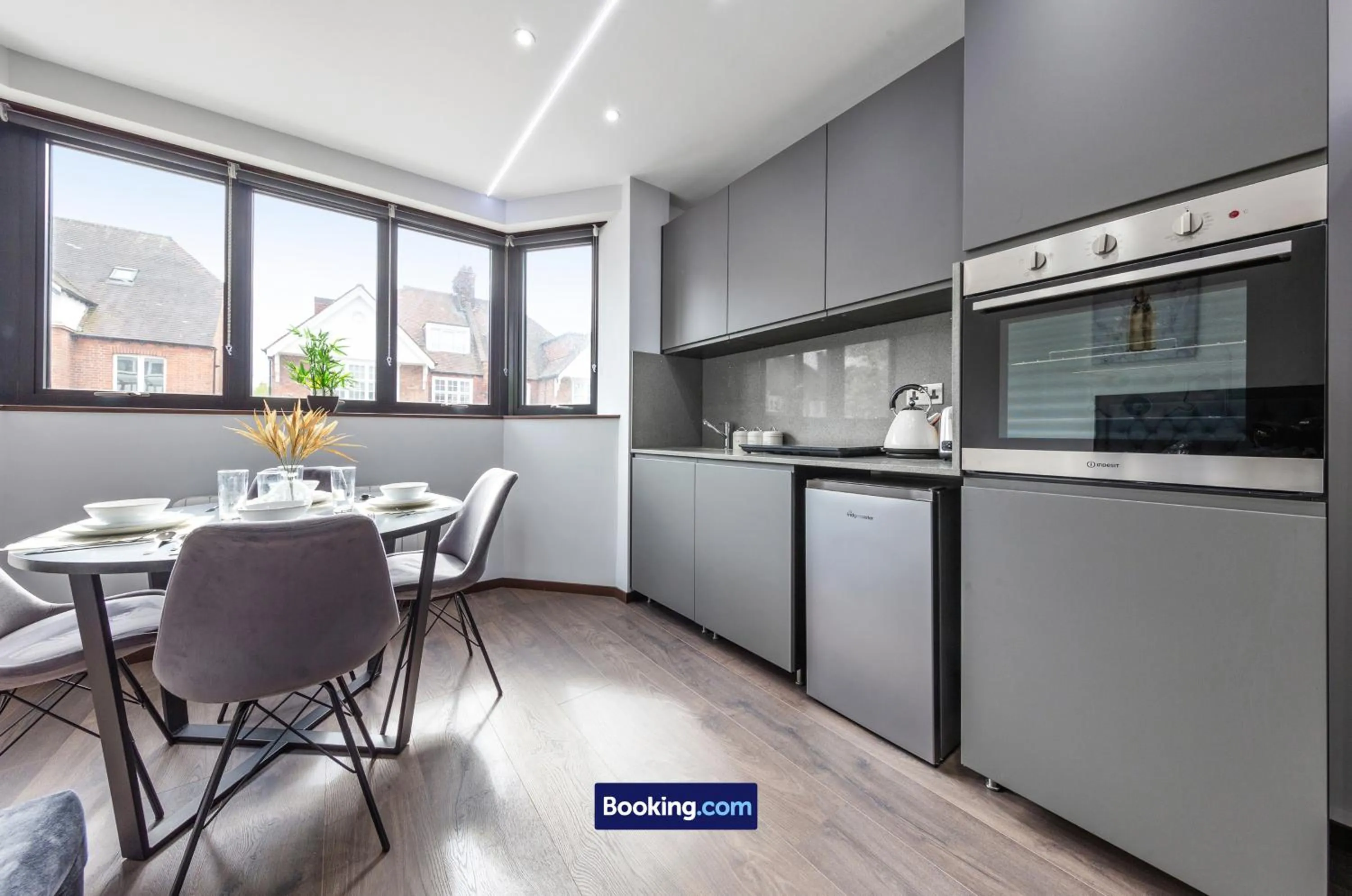 Kitchen or kitchenette in Stylish Studio Apt By Stay Smart Short Lets & Serviced Accommodation Woodstock With Free WiFi