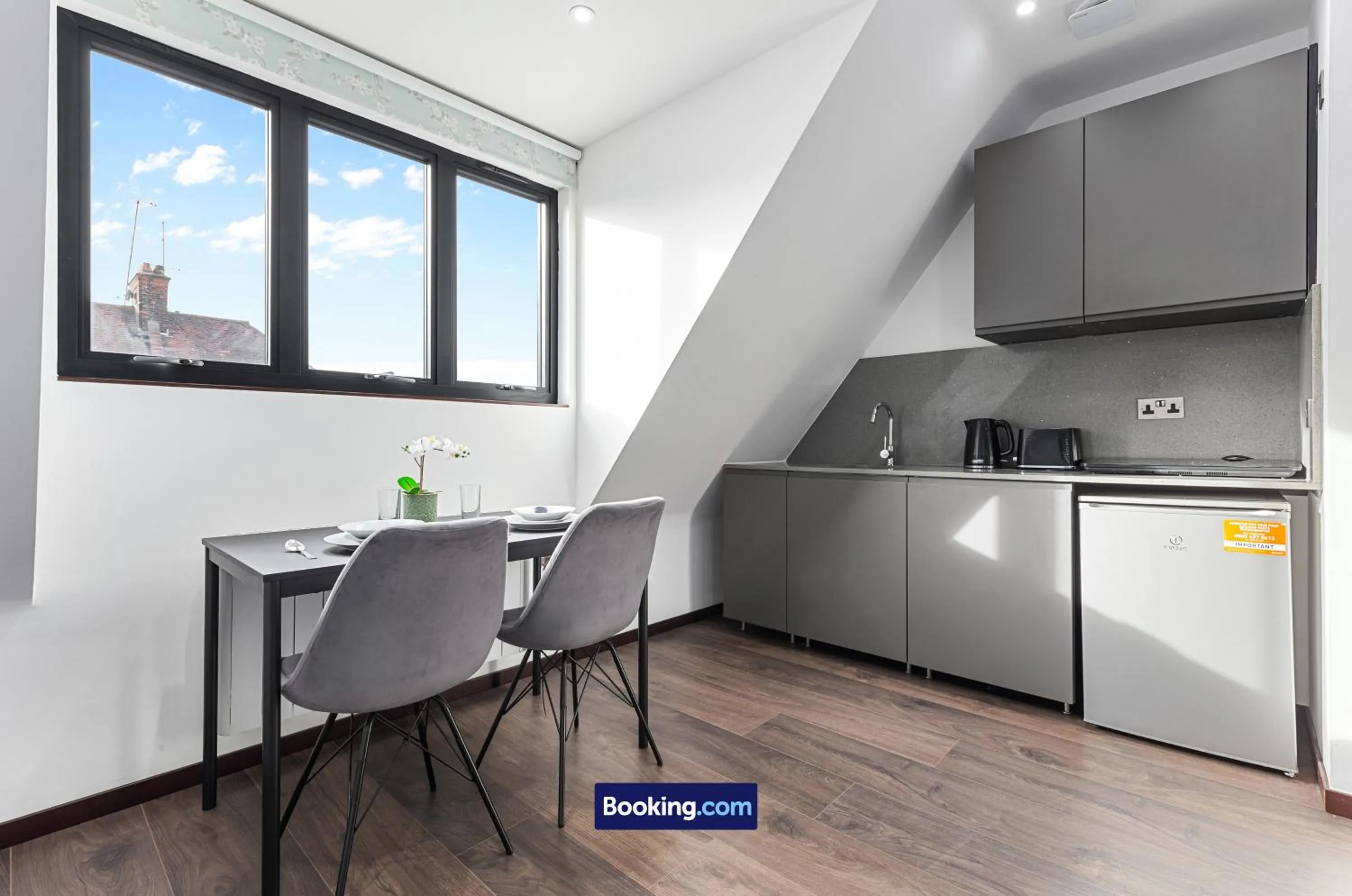 Kitchen or kitchenette in Stylish Studio Apt By Stay Smart Short Lets & Serviced Accommodation Woodstock With Free WiFi