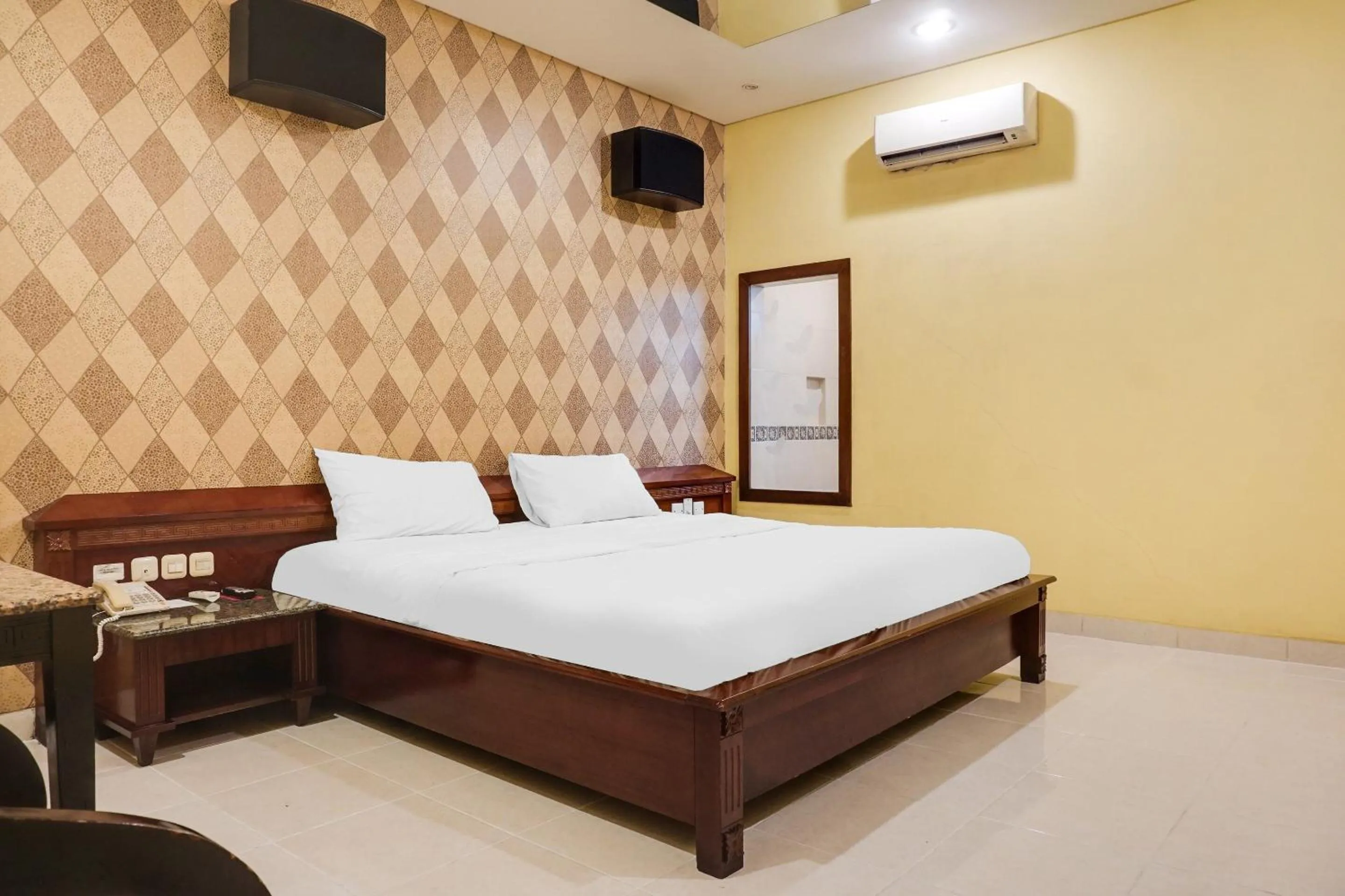 Bedroom, Bed in Townhouse OAK Bi Executive