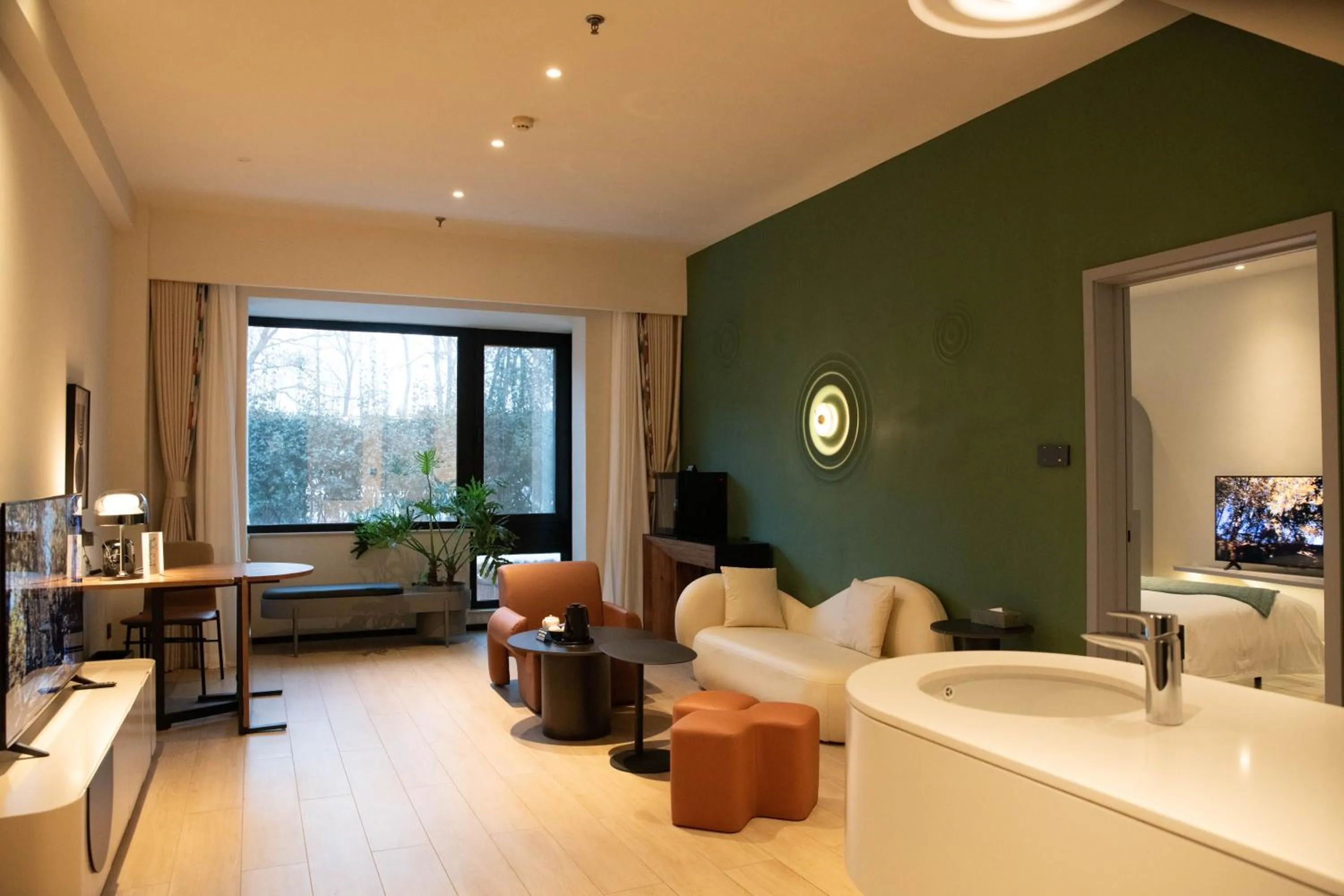 TV and multimedia in Zhi Resort Beijing&Peafowl Garden&Breakfast with Deer&Private Hot Spring&50 Meter Swimming Pool&Free Coffee&Close to Olympic Forest Park