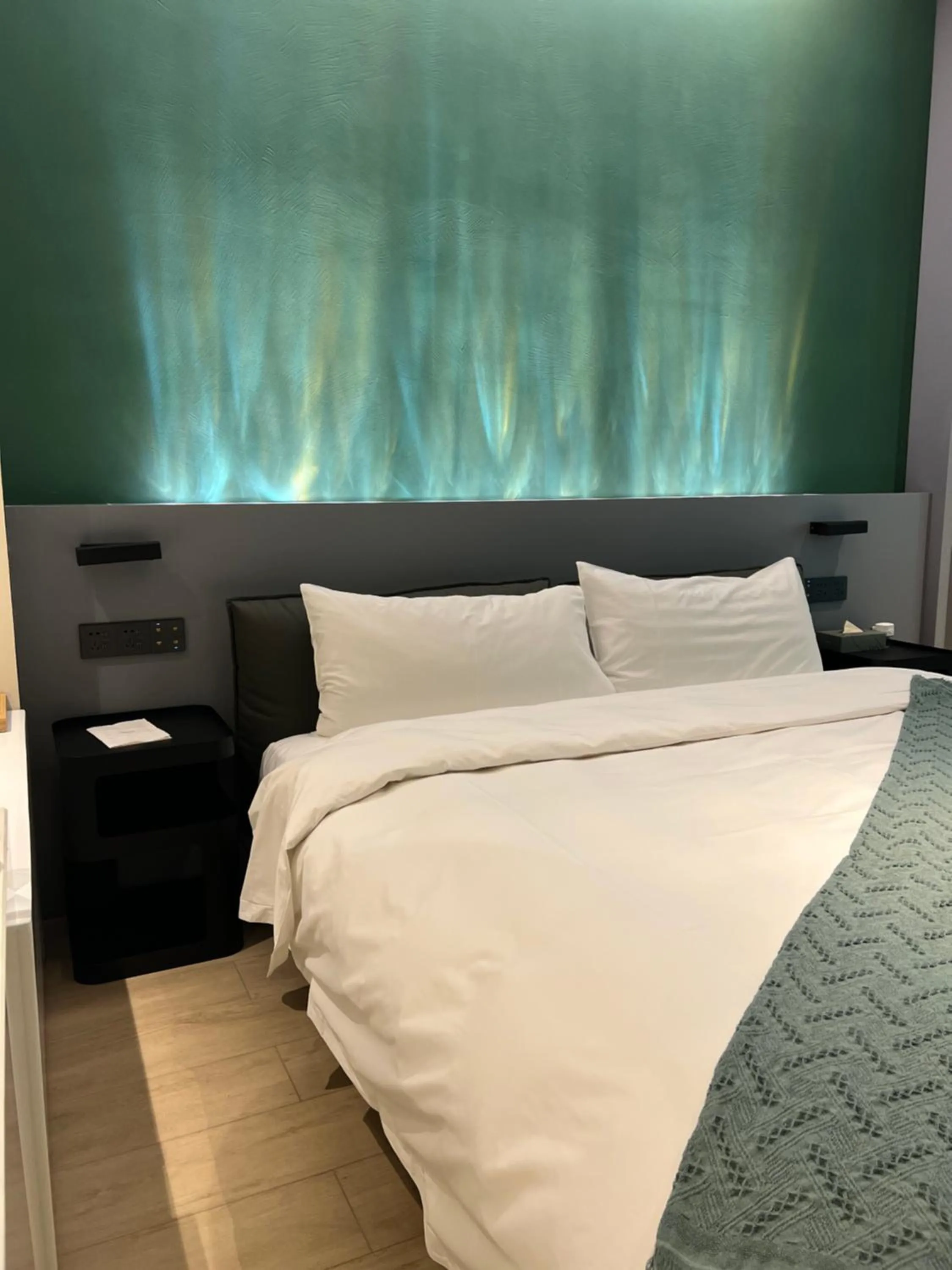 Property building, Bed in Zhi Resort Beijing&Peafowl Garden&Breakfast with Deer&Private Hot Spring&50 Meter Swimming Pool&Free Coffee&Close to Olympic Forest Park