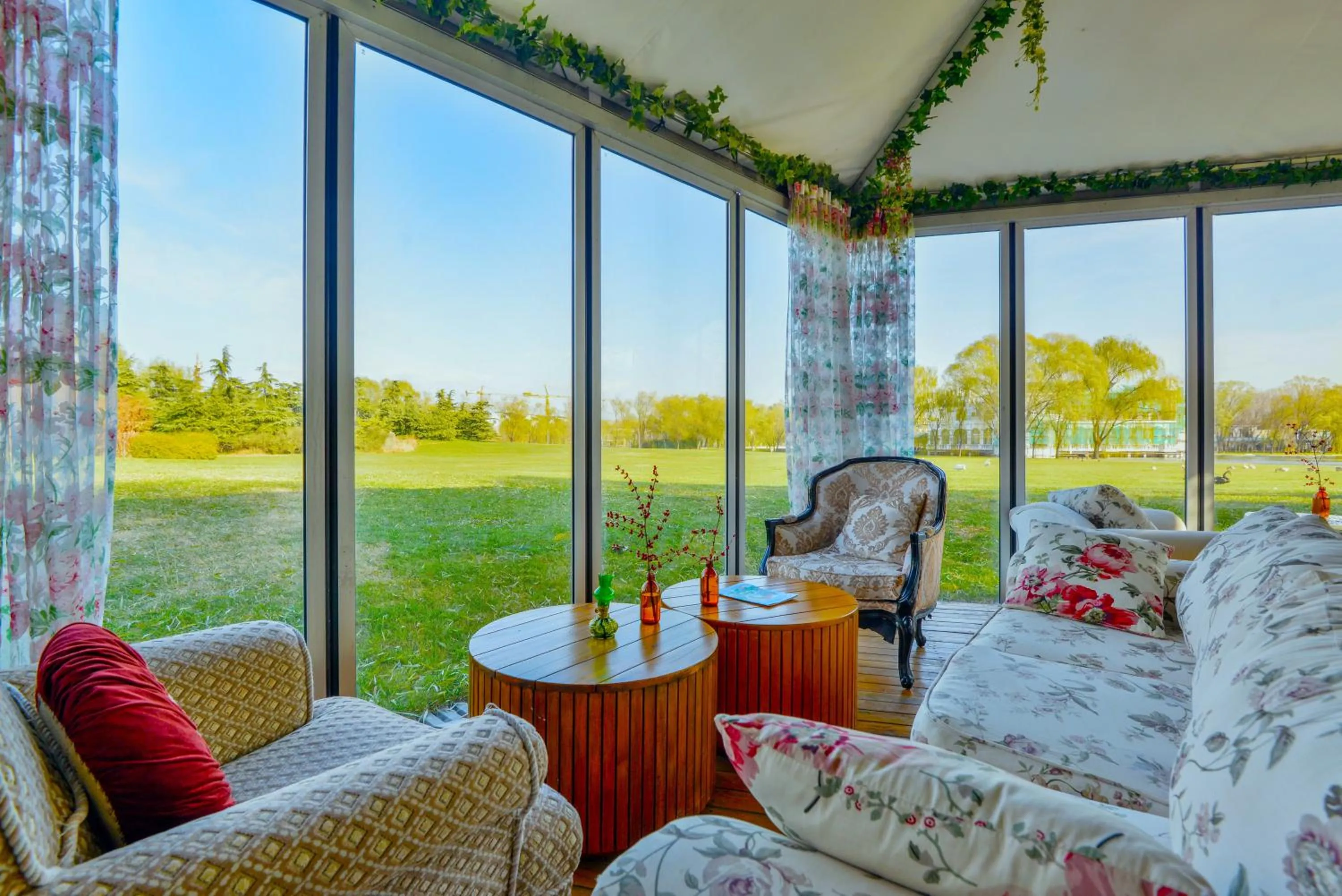 Day in Zhi Resort Beijing&Peafowl Garden&Breakfast with Deer&Private Hot Spring&50 Meter Swimming Pool&Free Coffee&Close to Olympic Forest Park