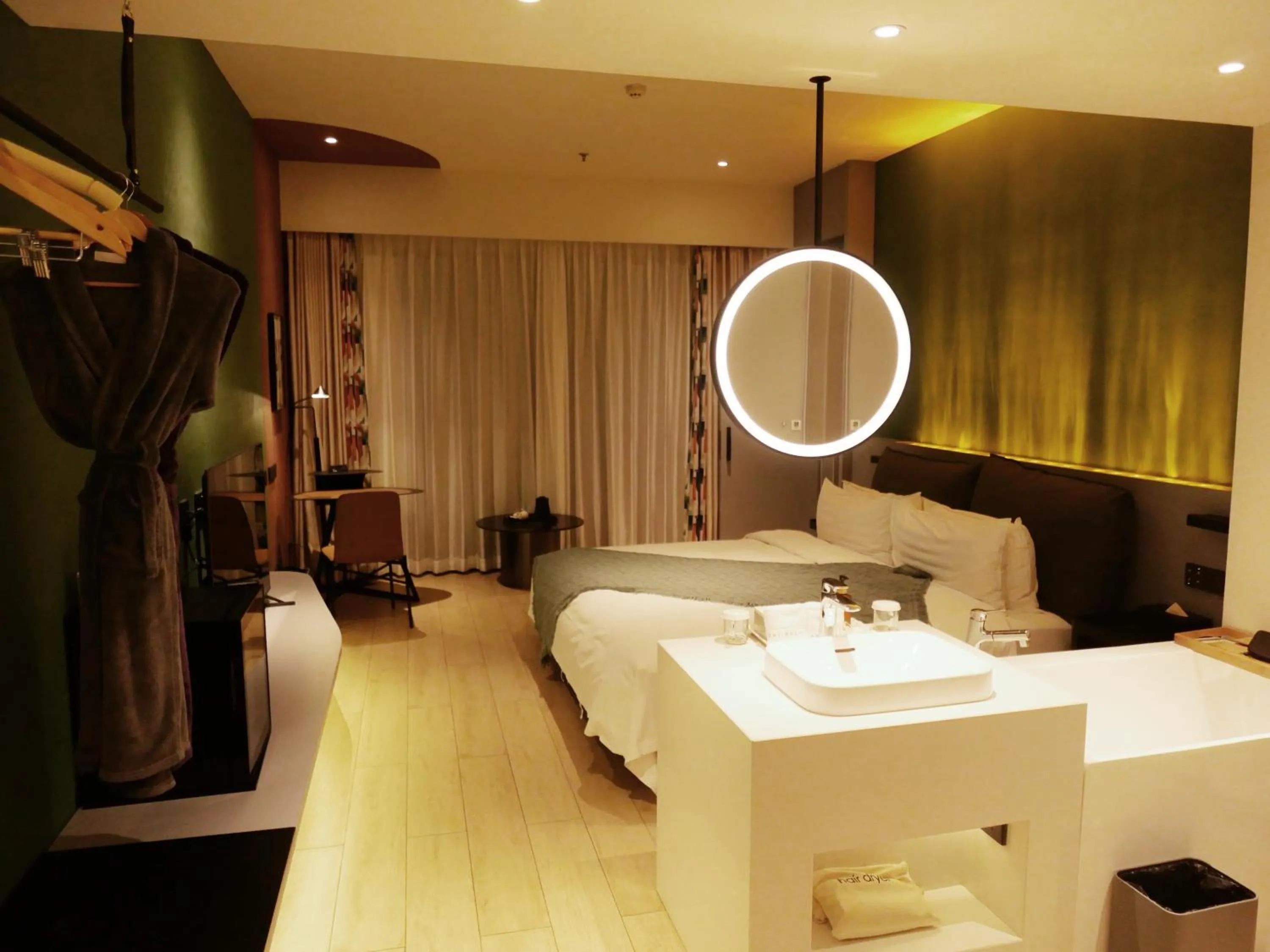 Bed in Zhi Resort Beijing&Peafowl Garden&Breakfast with Deer&Private Hot Spring&50 Meter Swimming Pool&Free Coffee&Close to Olympic Forest Park