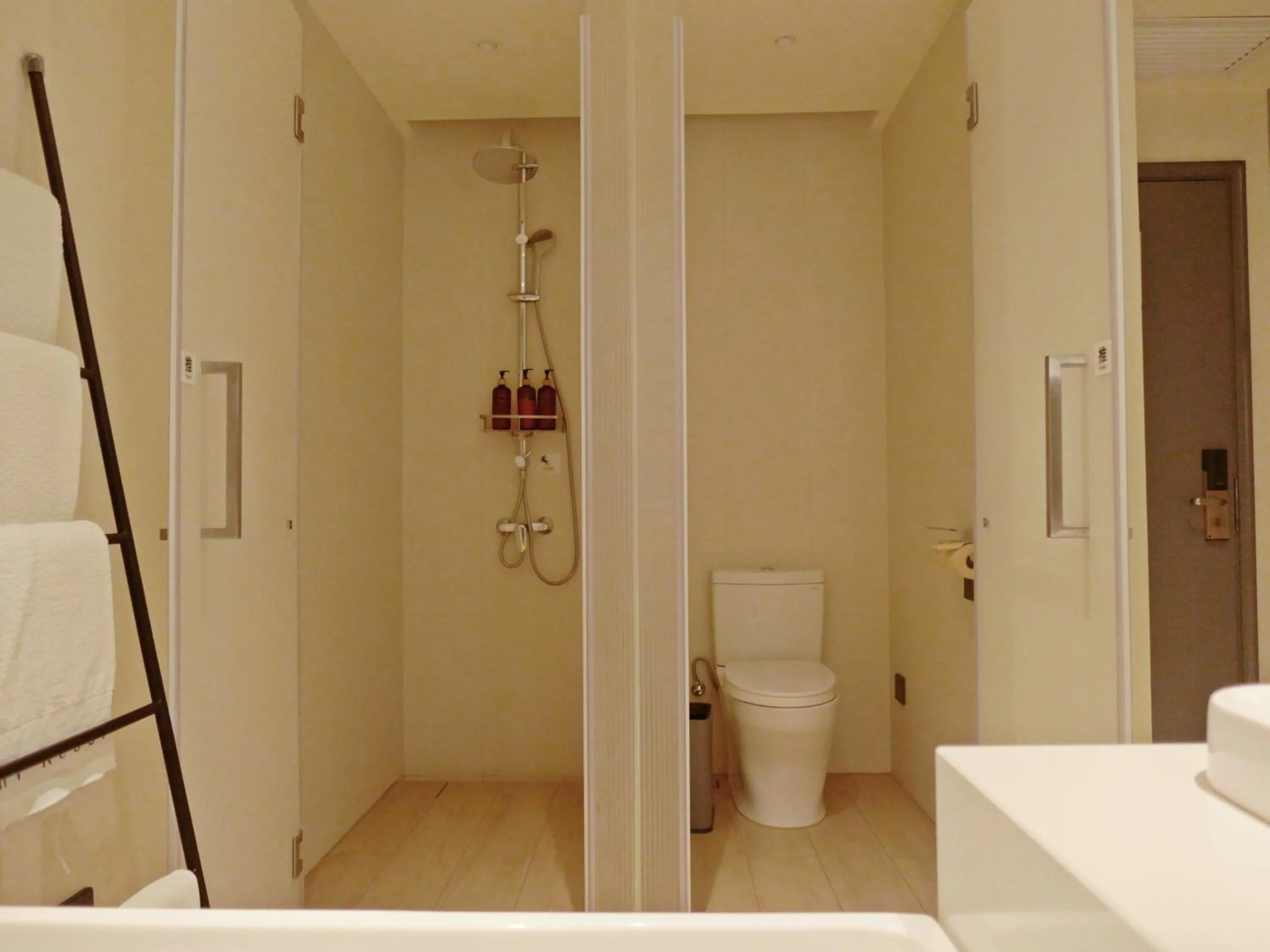 Shower in Zhi Resort Beijing&Peafowl Garden&Breakfast with Deer&Private Hot Spring&50 Meter Swimming Pool&Free Coffee&Close to Olympic Forest Park