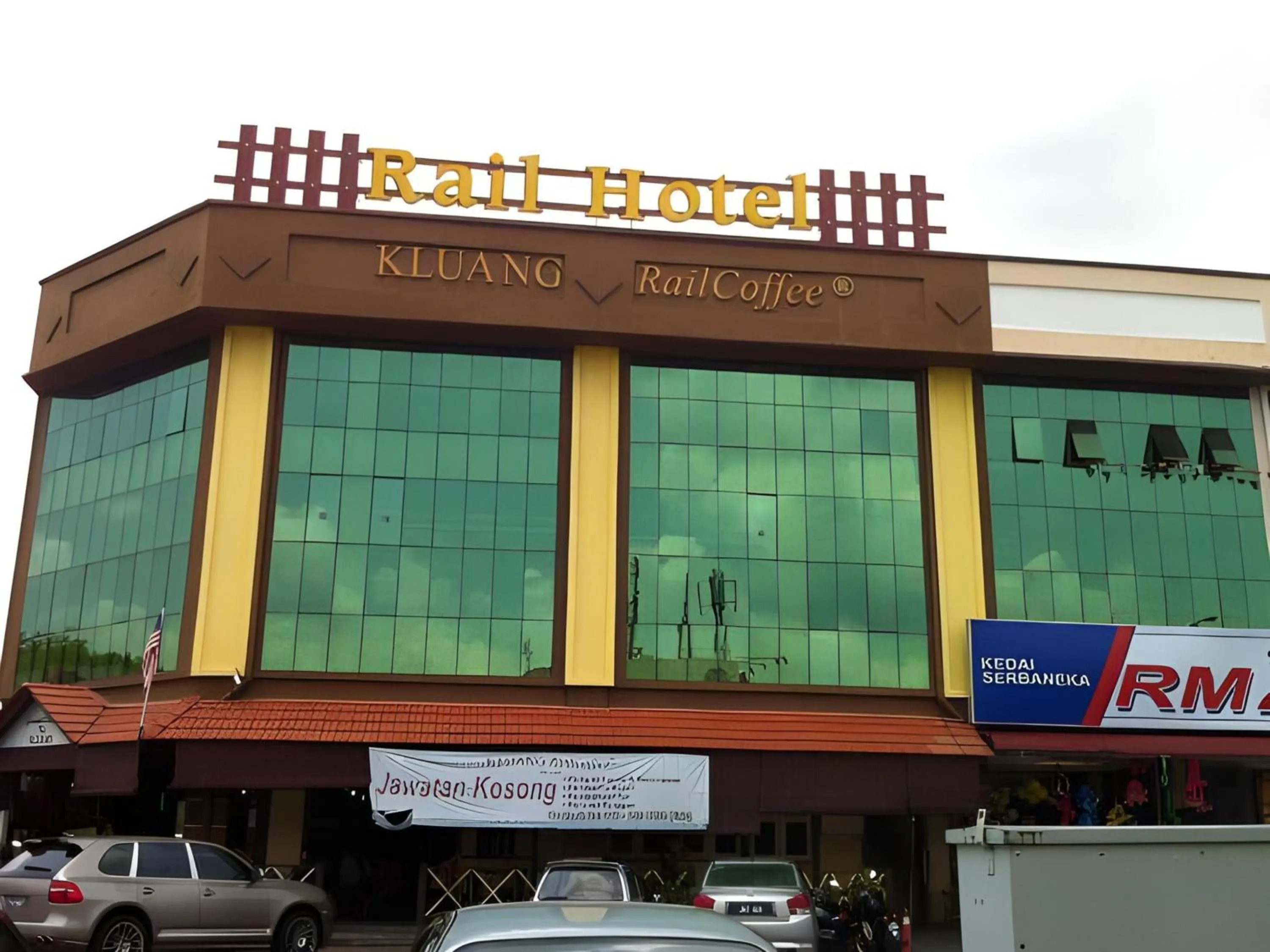 Property building in Capital O Rail Hotel