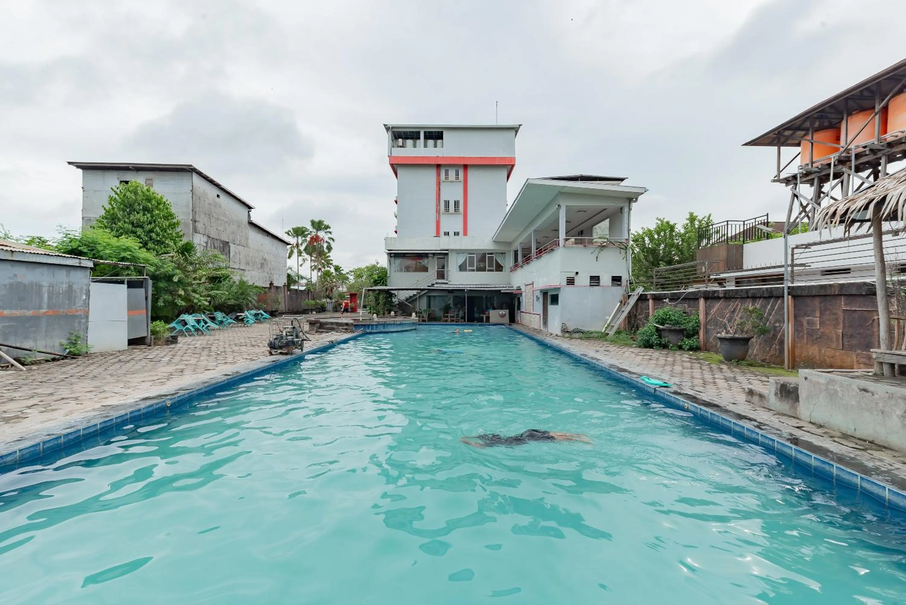 Swimming pool in Urbanview Hotel Onyx Ketapang by RedDoorz
