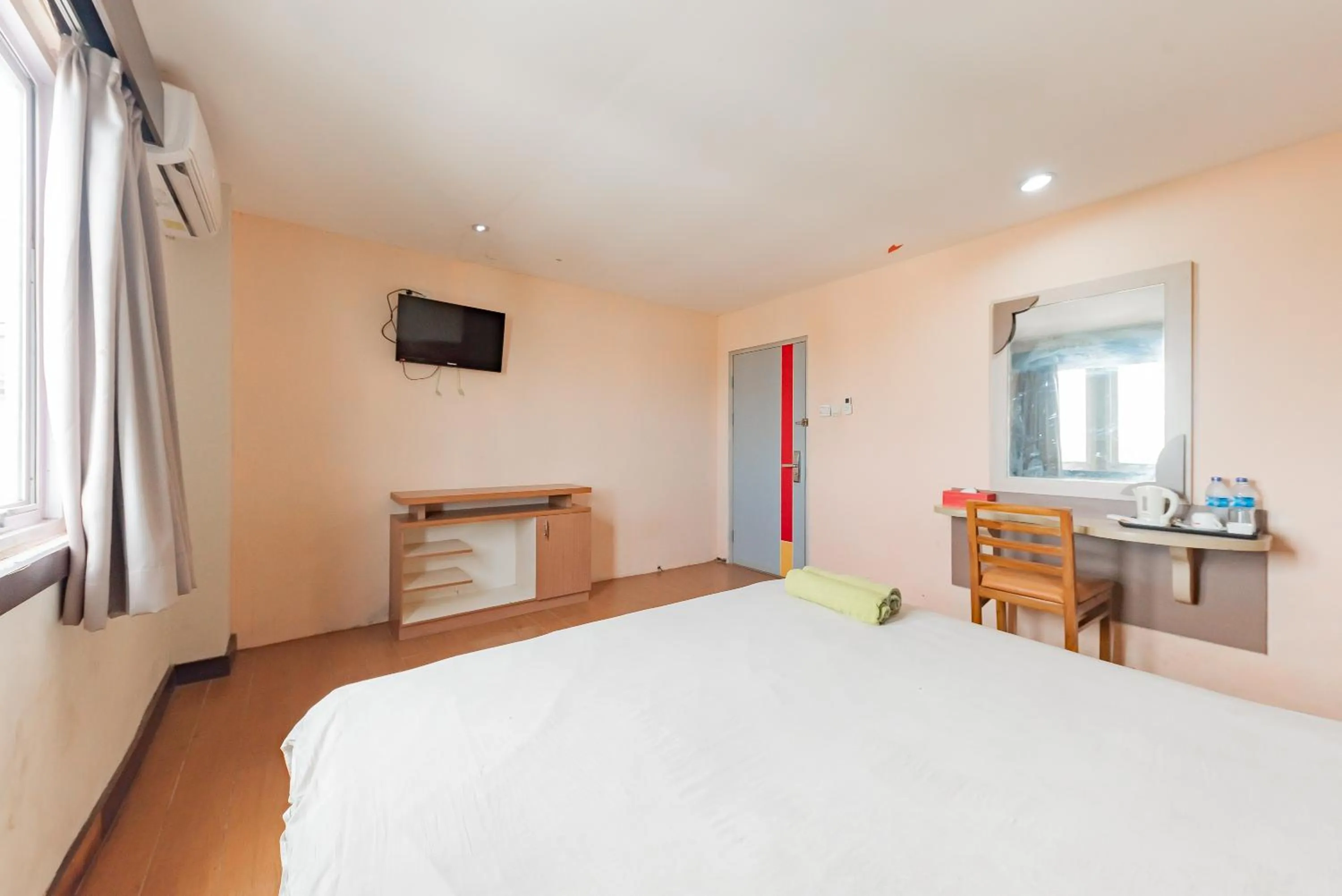 Bedroom, Bed in Urbanview Hotel Onyx Ketapang by RedDoorz