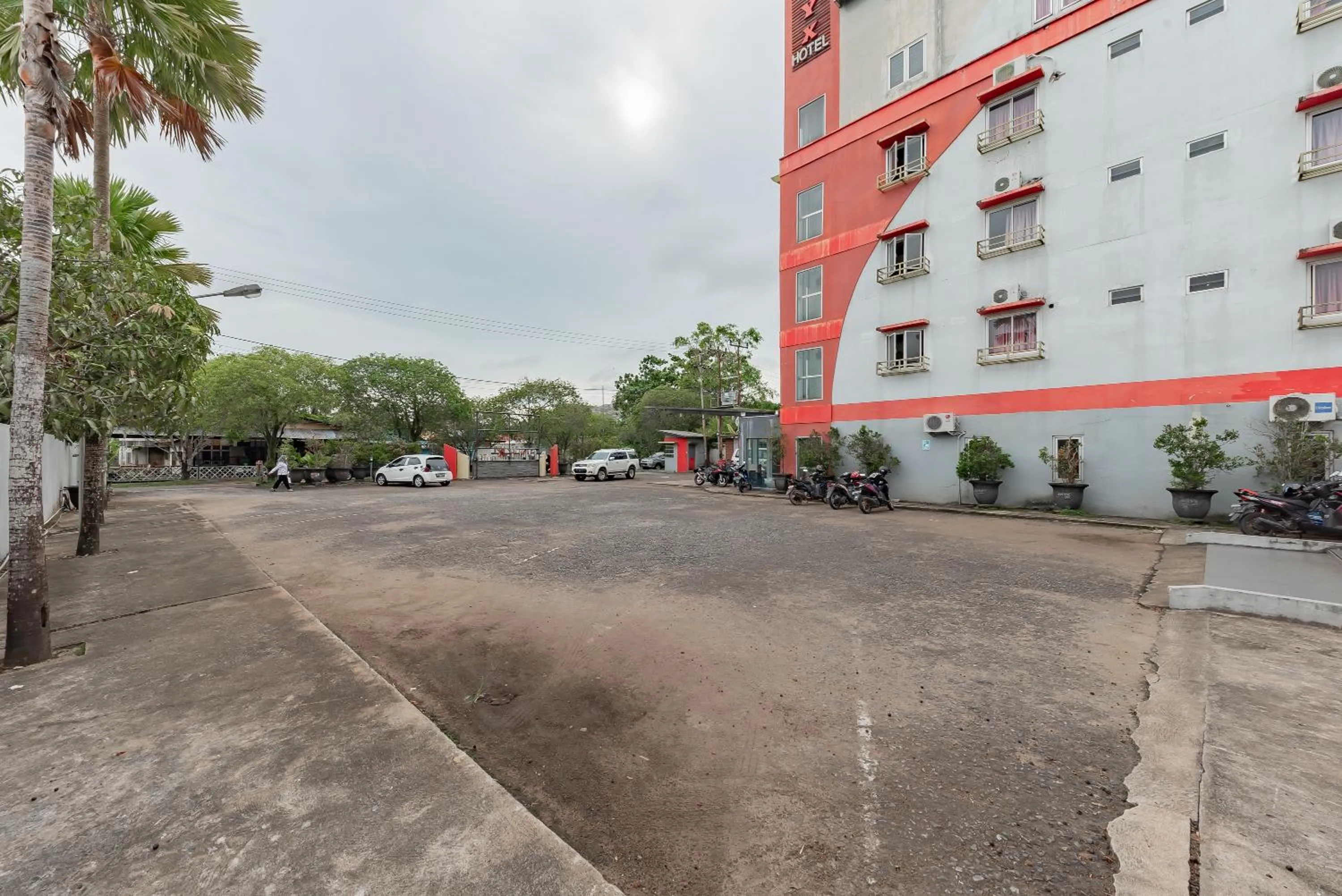 Parking in Urbanview Hotel Onyx Ketapang by RedDoorz