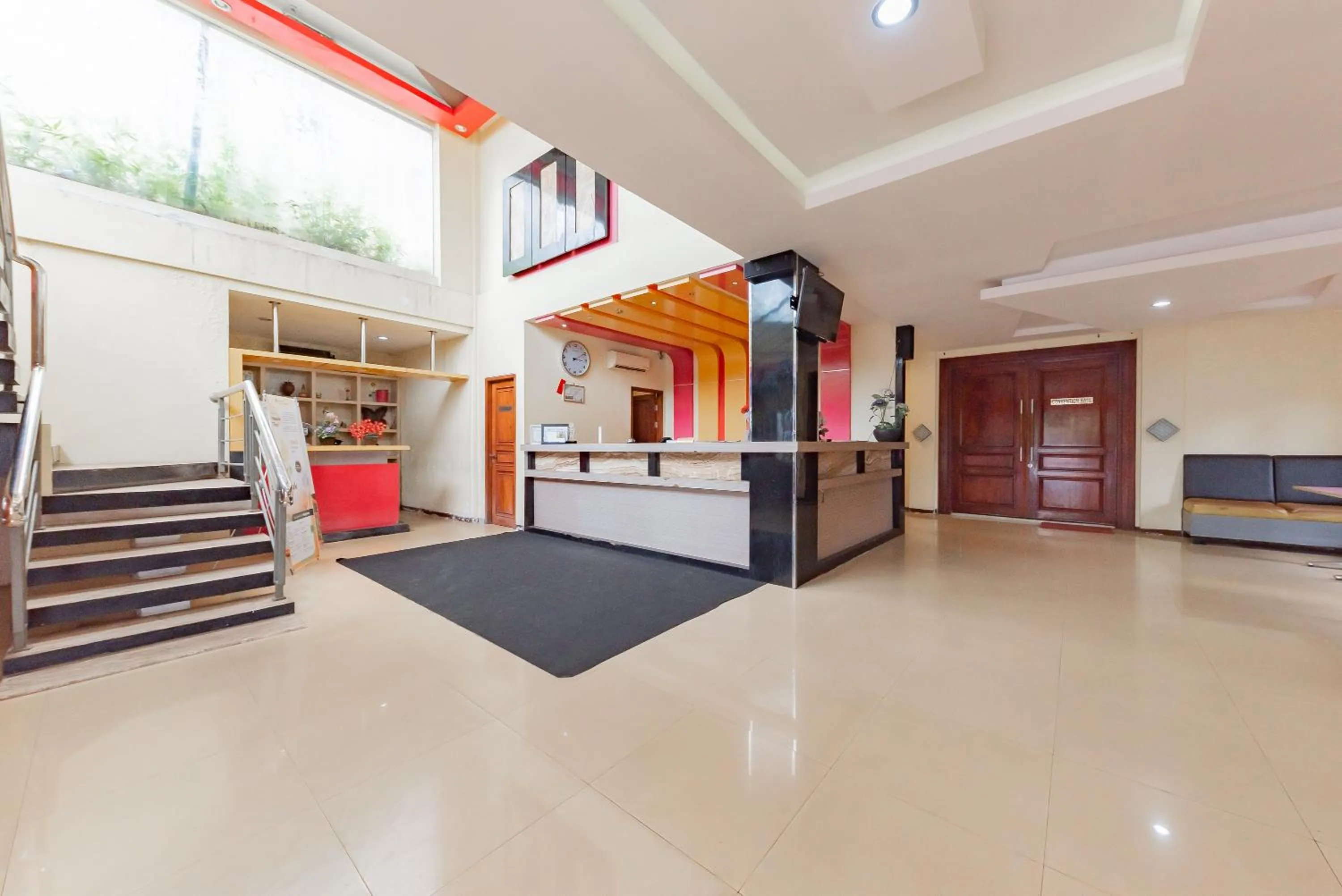 Lobby or reception in Urbanview Hotel Onyx Ketapang by RedDoorz