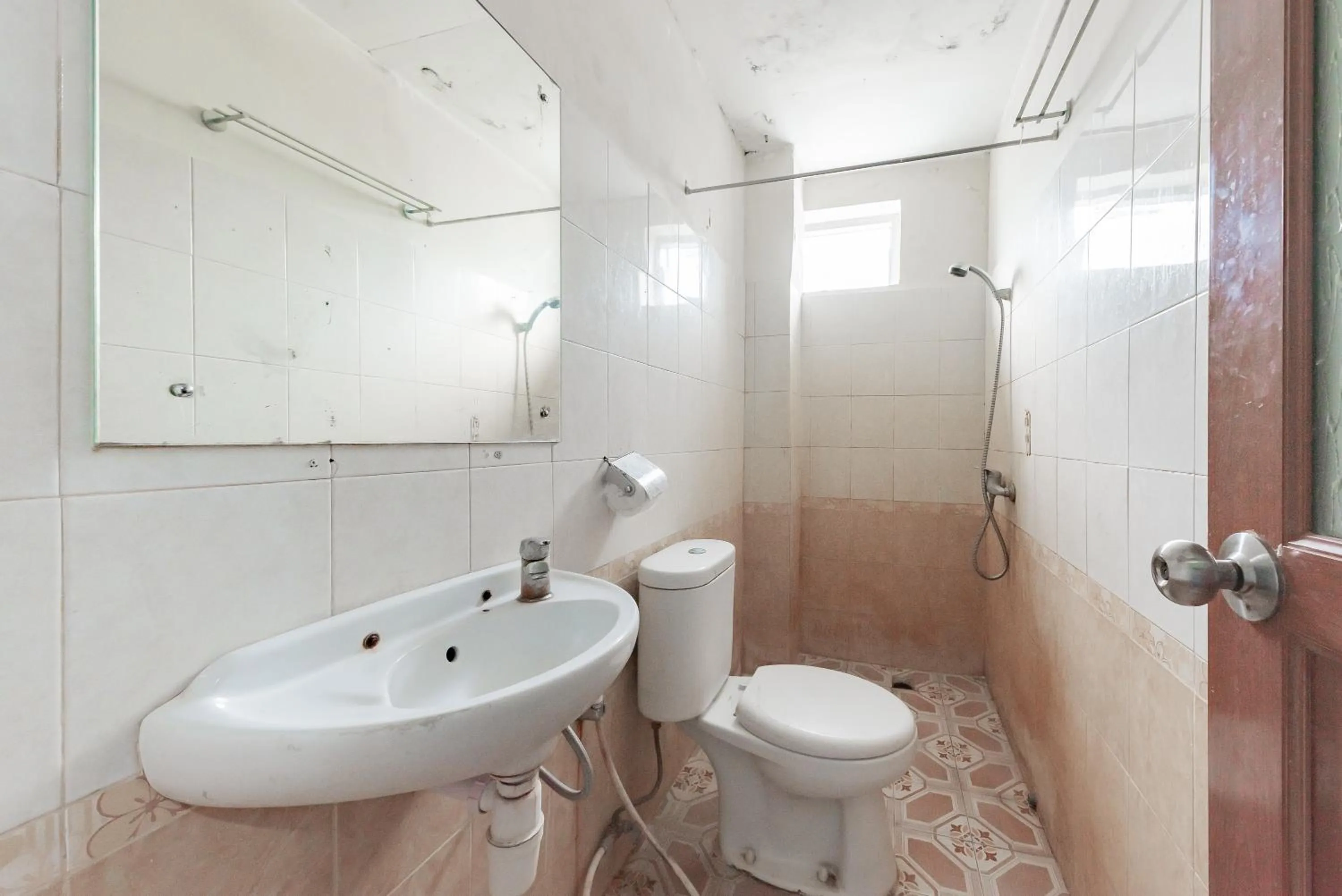 Bathroom in Urbanview Hotel Onyx Ketapang by RedDoorz