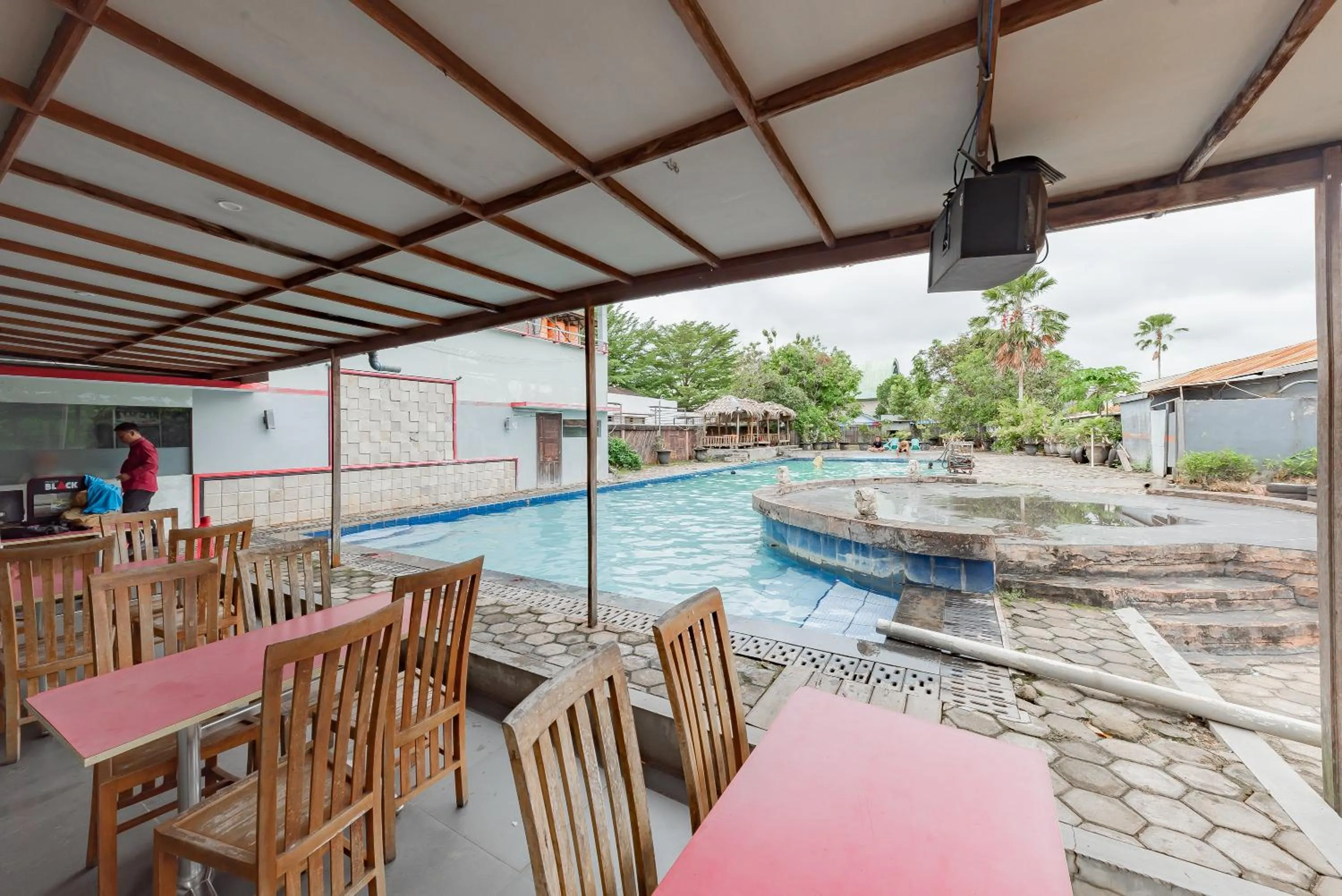 Swimming pool in Urbanview Hotel Onyx Ketapang by RedDoorz