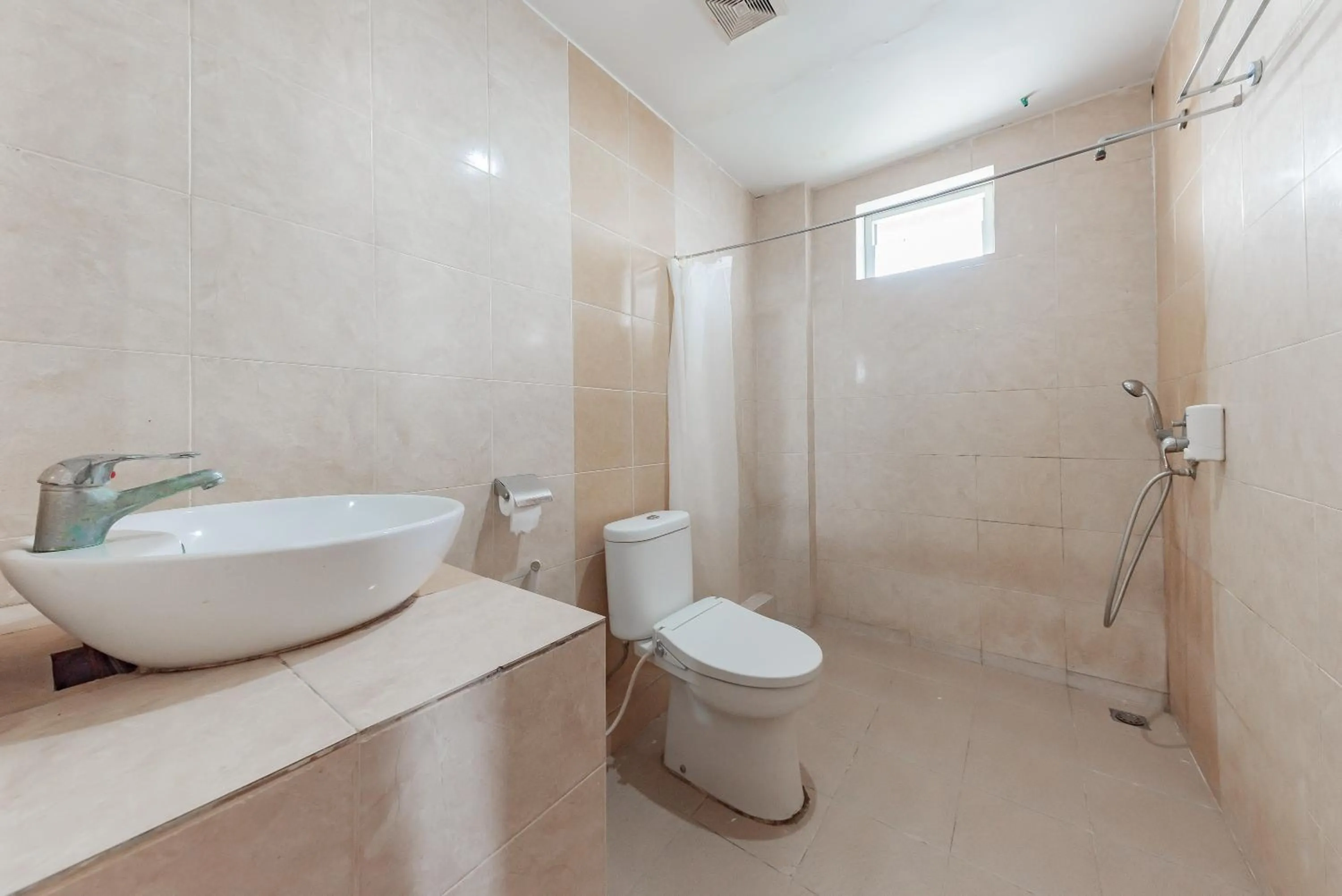 Bathroom in Urbanview Hotel Onyx Ketapang by RedDoorz