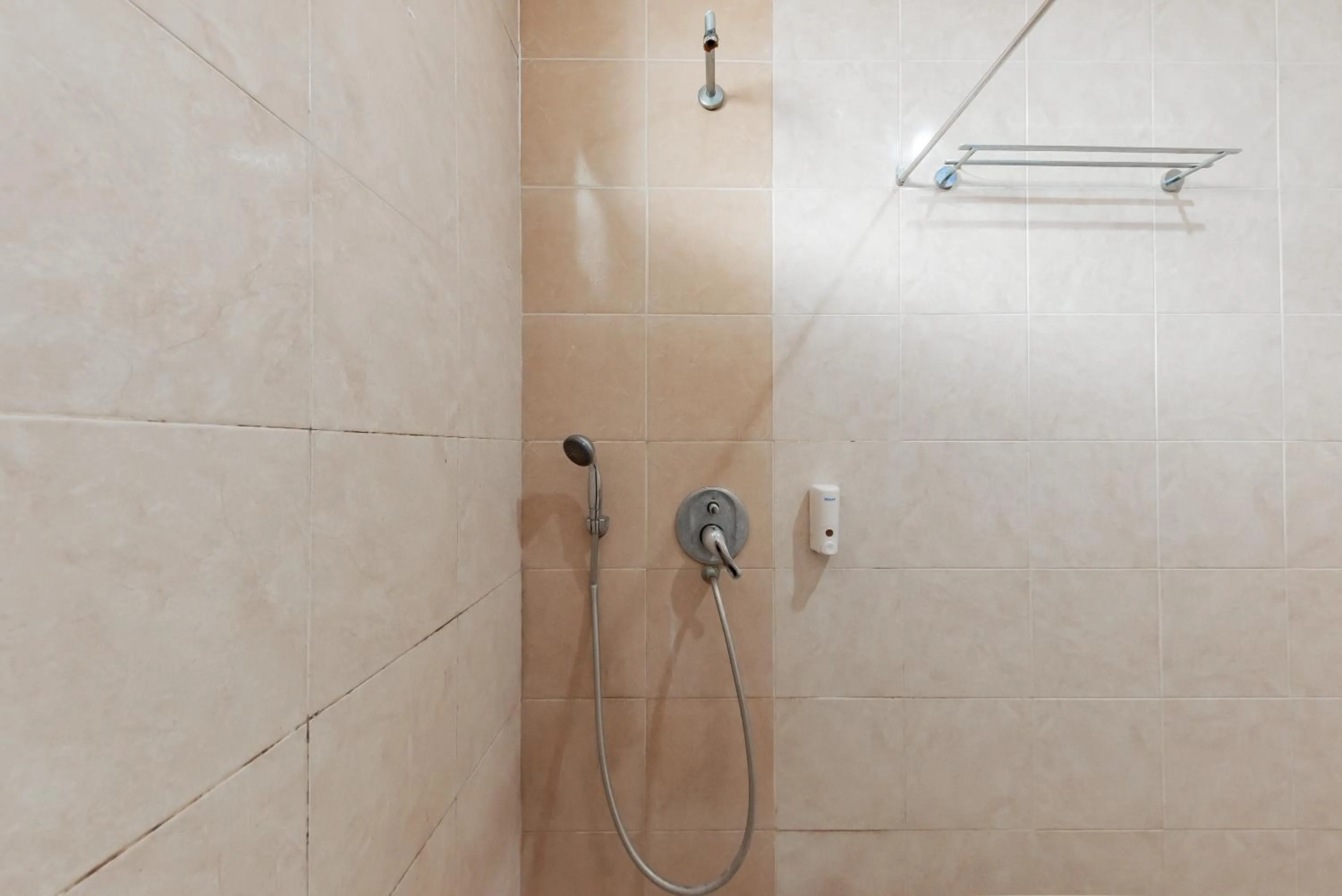 Bathroom in Urbanview Hotel Onyx Ketapang by RedDoorz