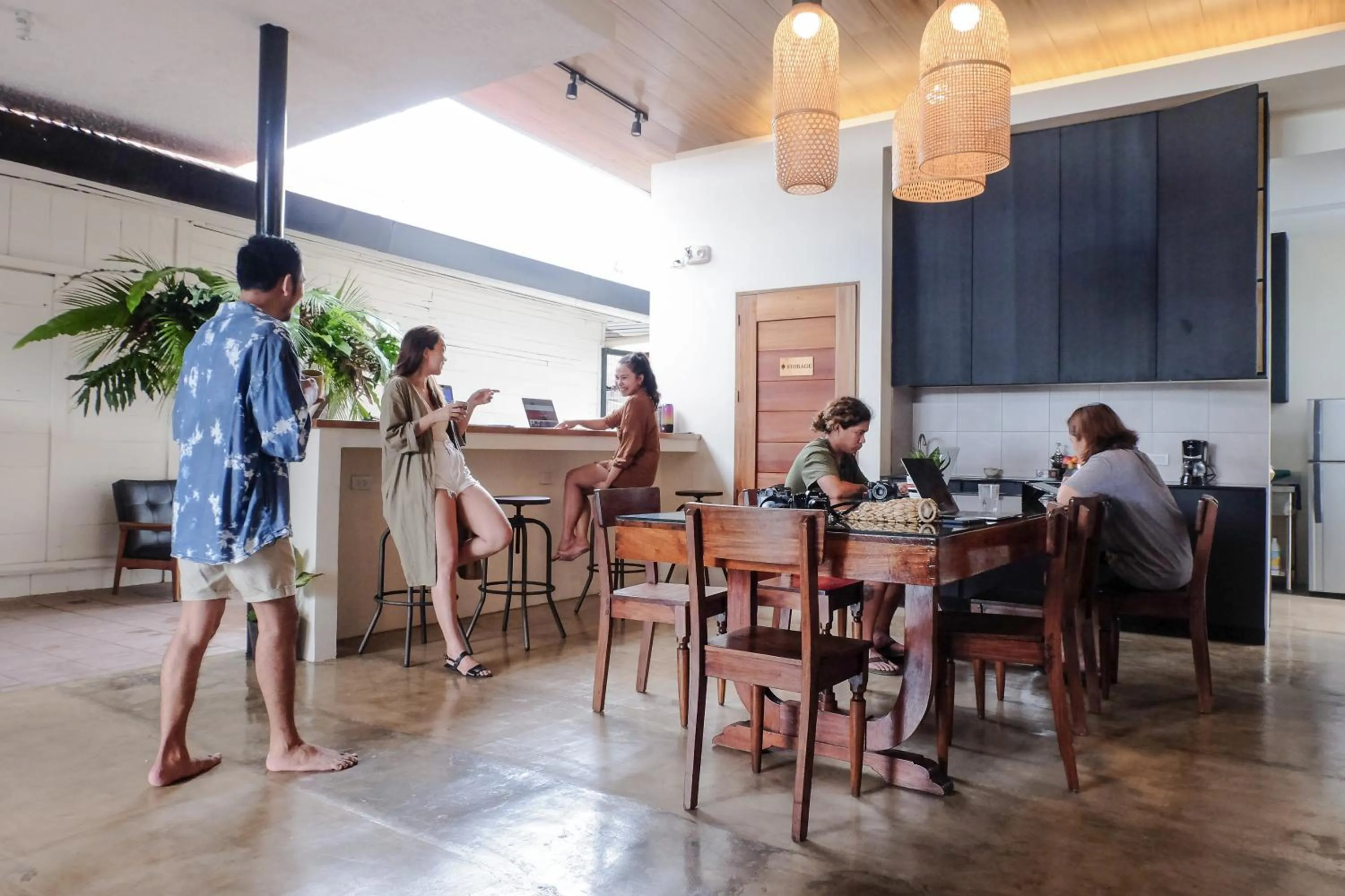 Patio in Ceda Guest House by HiveRooms